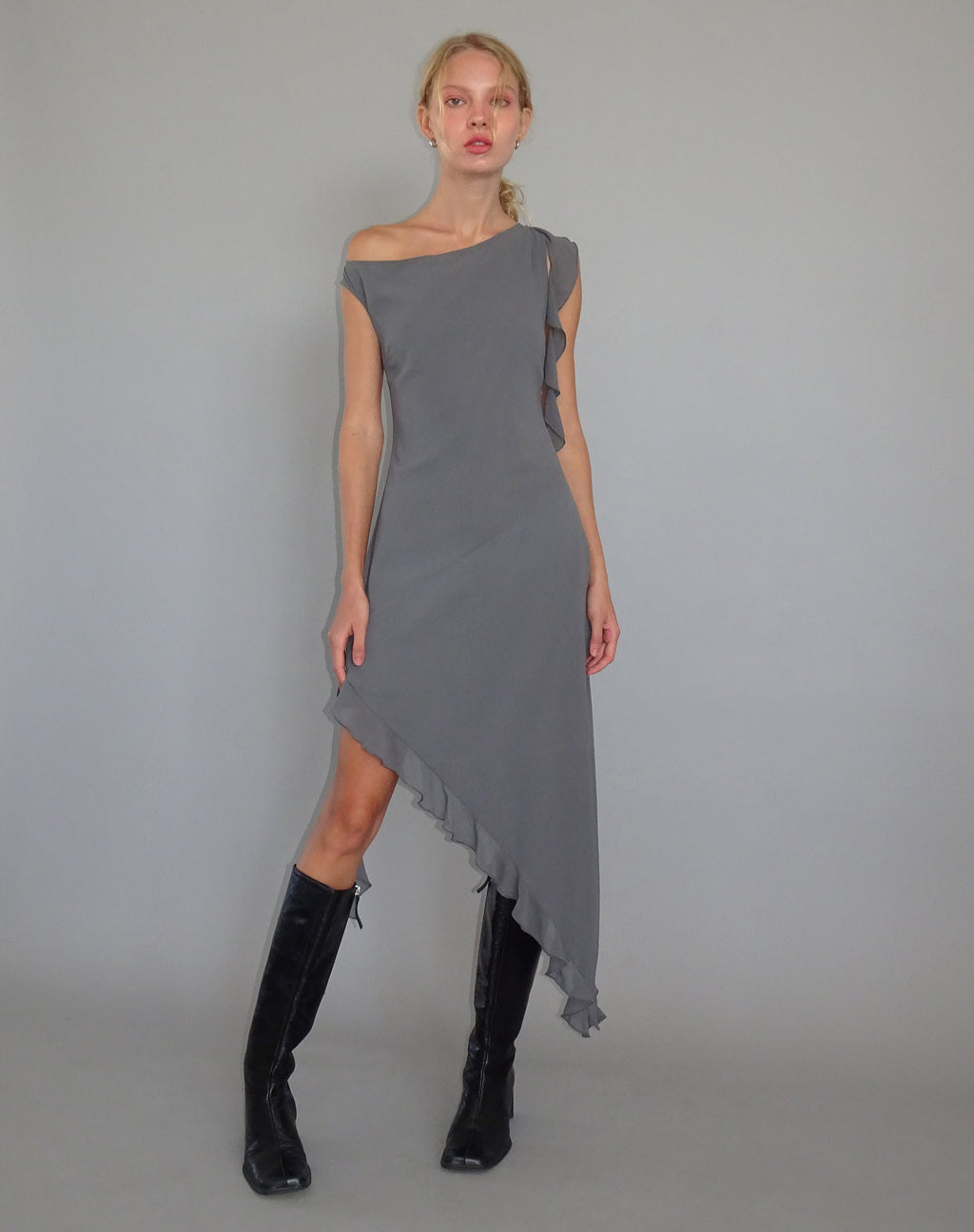 Beleri Asymmetrisches Kleid mit Rüschen aus grauem Chiffon