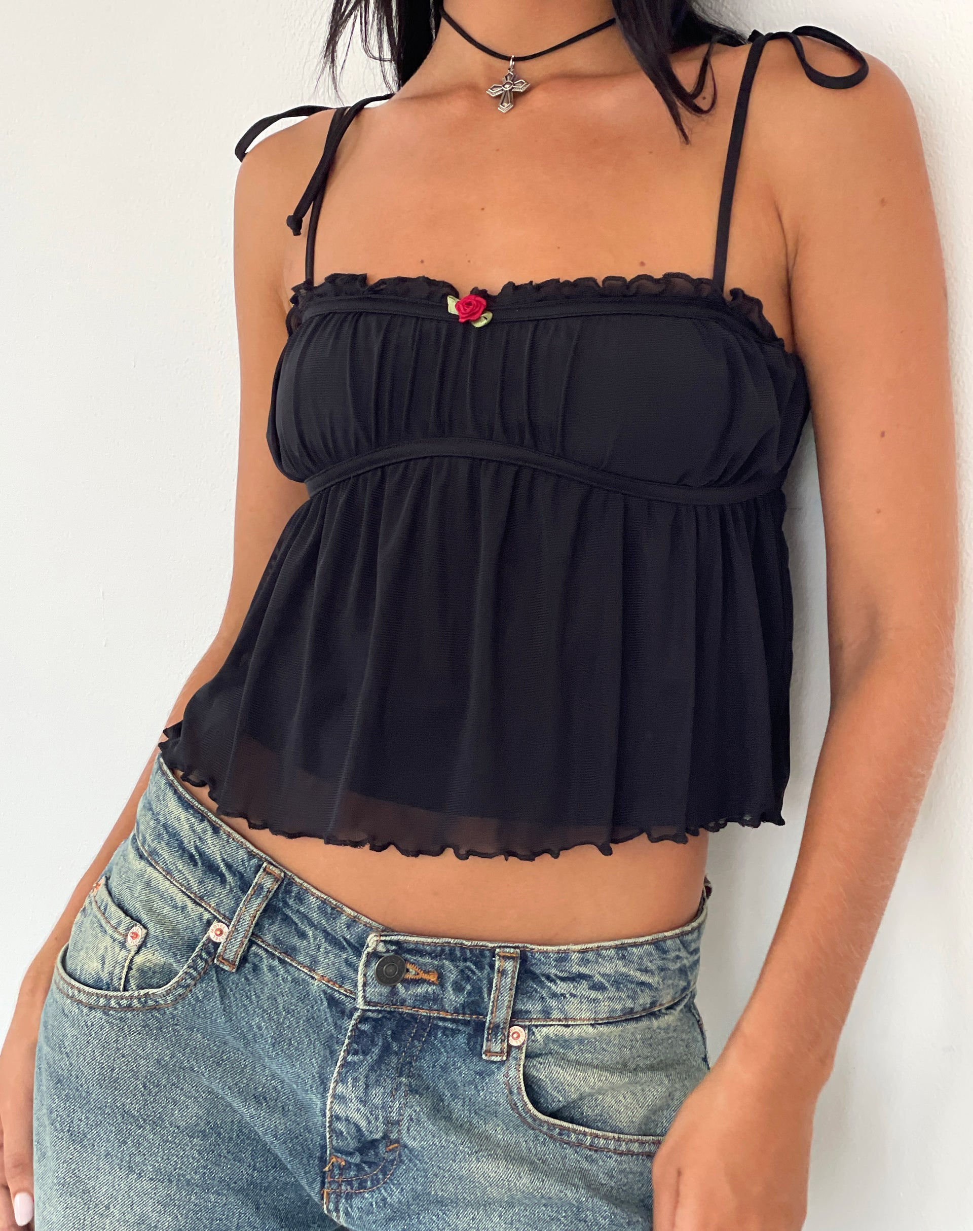 Image of Damaris Cami Top in Schwarz mit schwarzem Einband