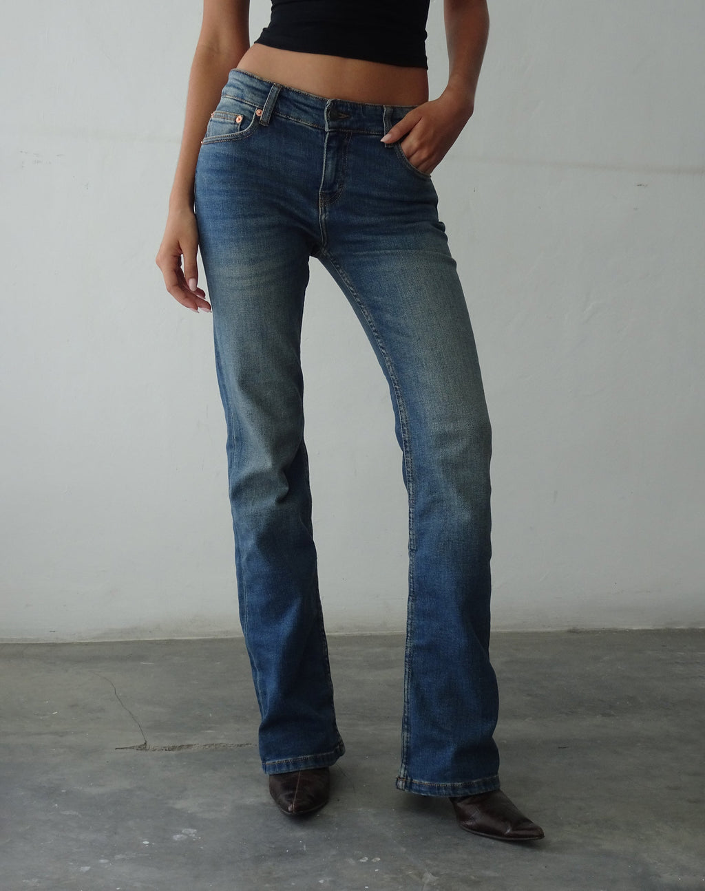 Low Rise Bootleg Jeans in Mid Vintage Blau