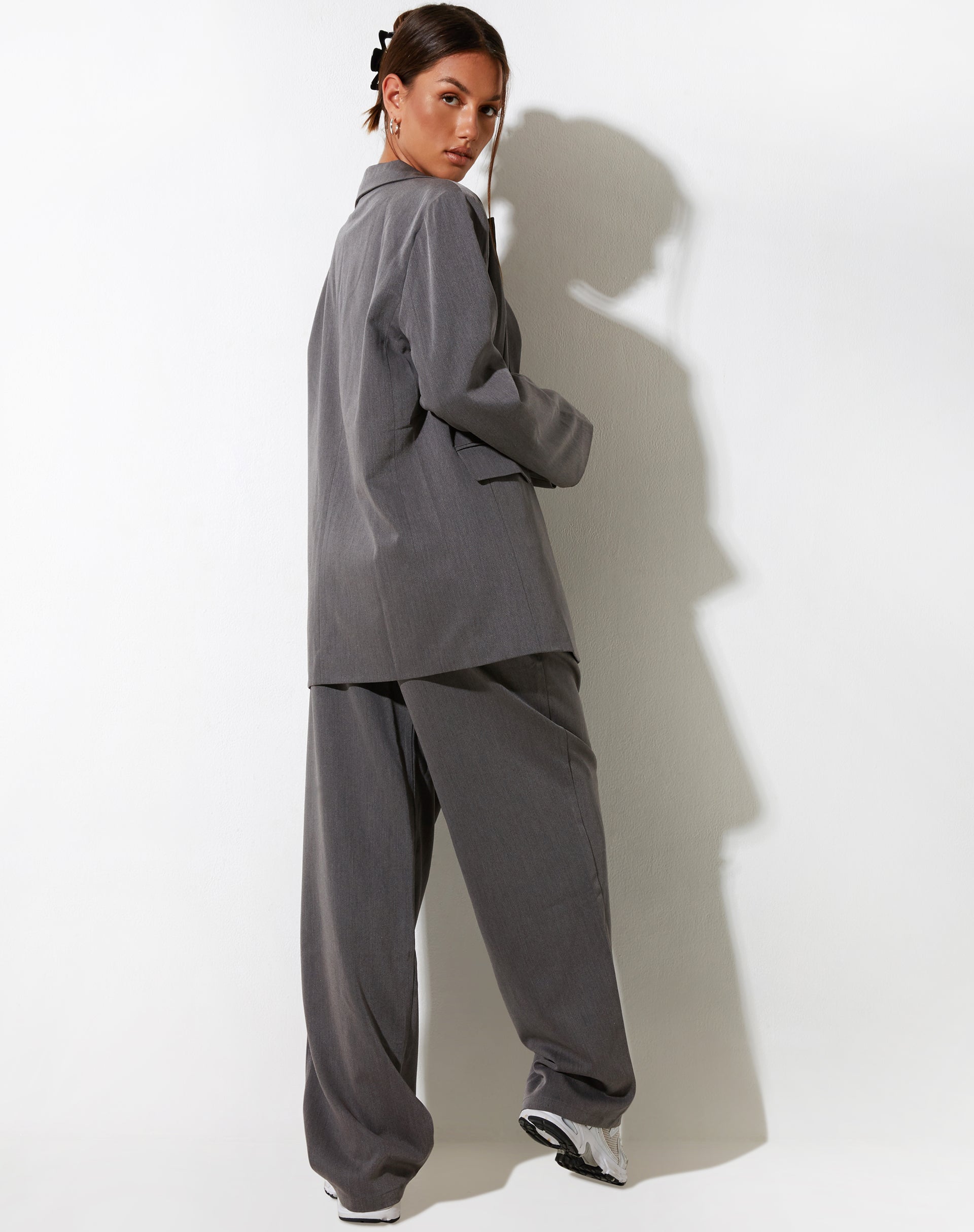 Sakaria Hose mit weitem Bein in Tailoring Charcoal