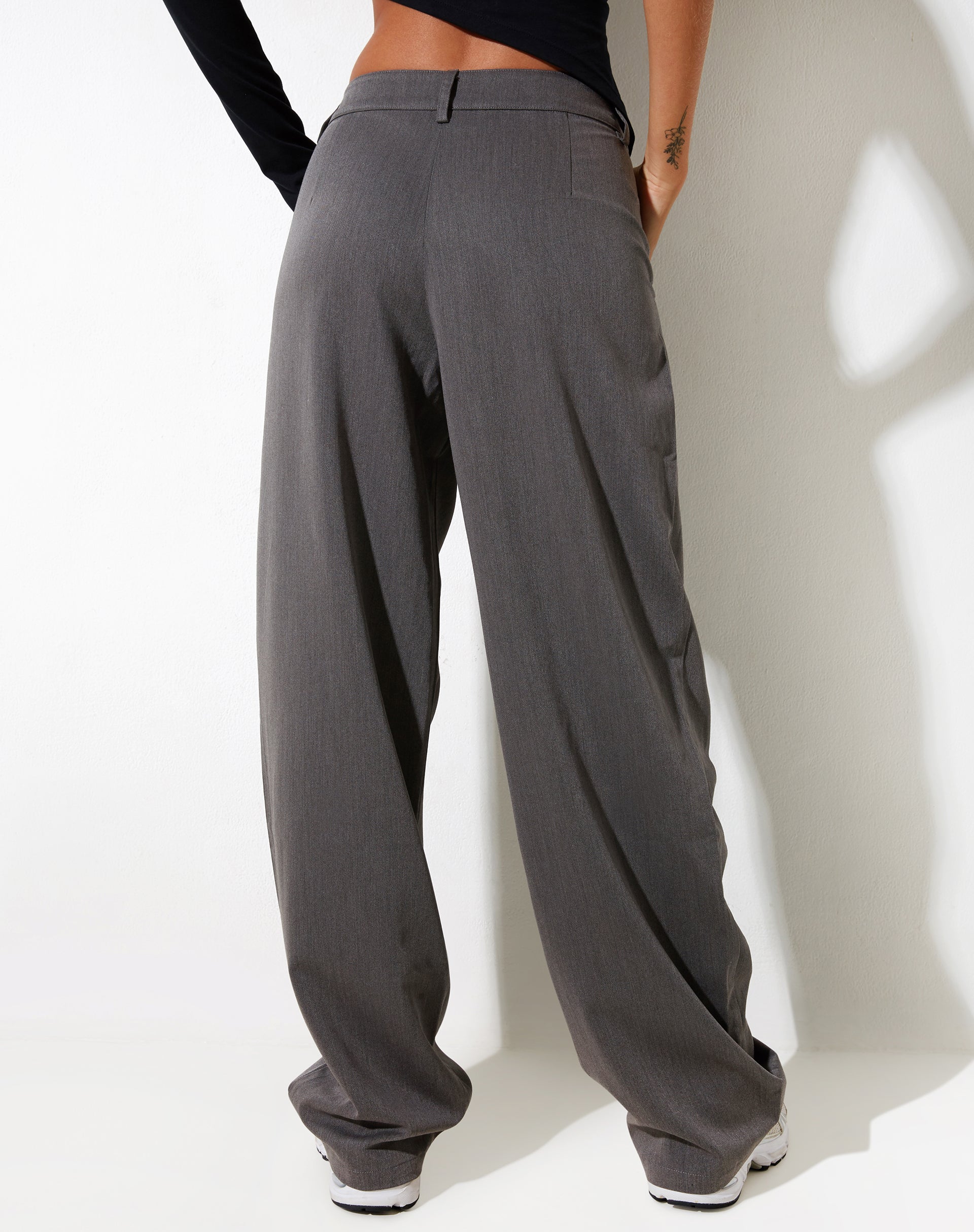 IMAGE OF Sakaria Hose mit weitem Bein in Tailoring Charcoal