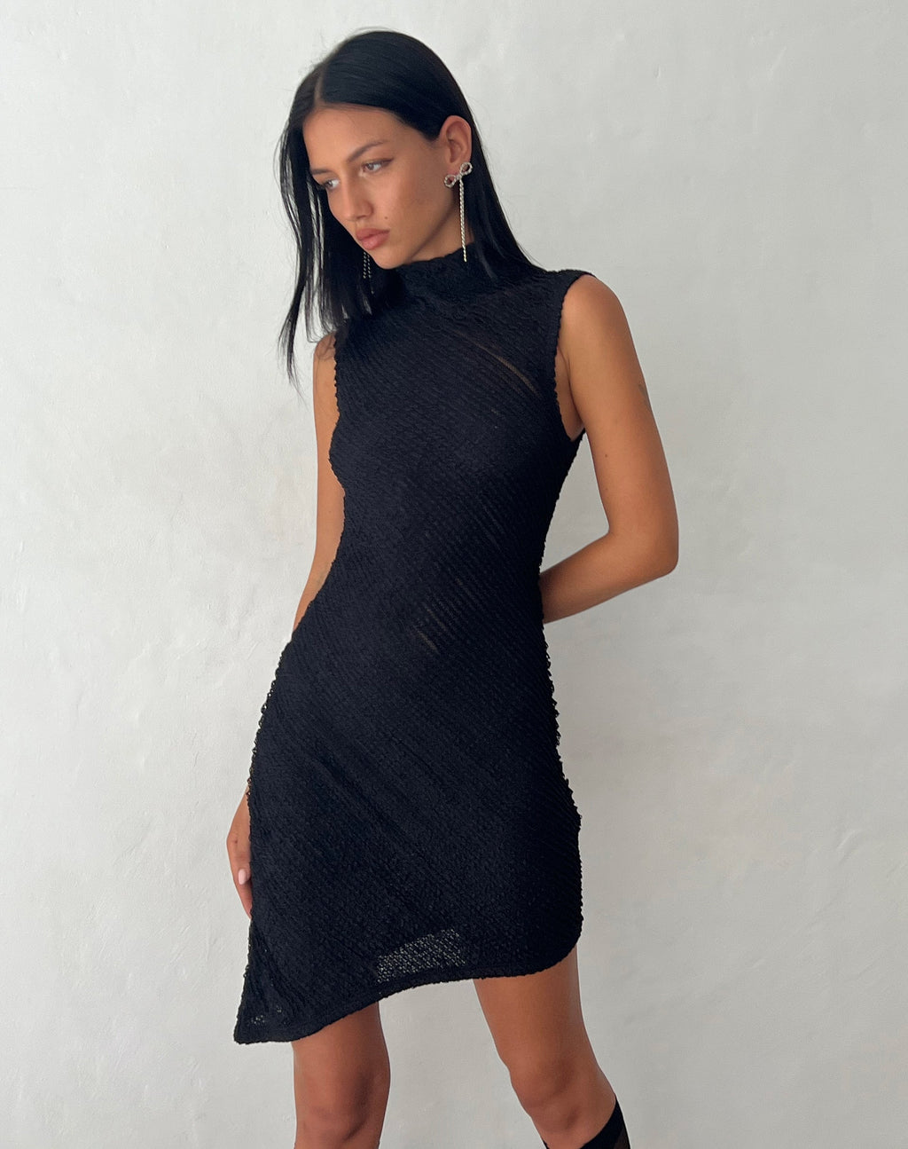 Ottilie Textured Asymmetric Mini Dress in Schwarz