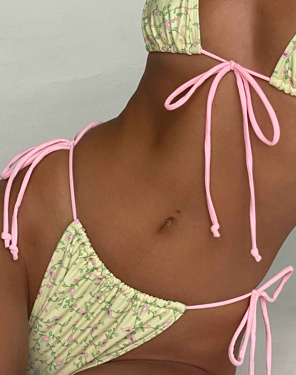 Leyna Bikini-Unterteil in Paisley-Gelb mit rosa Bändern