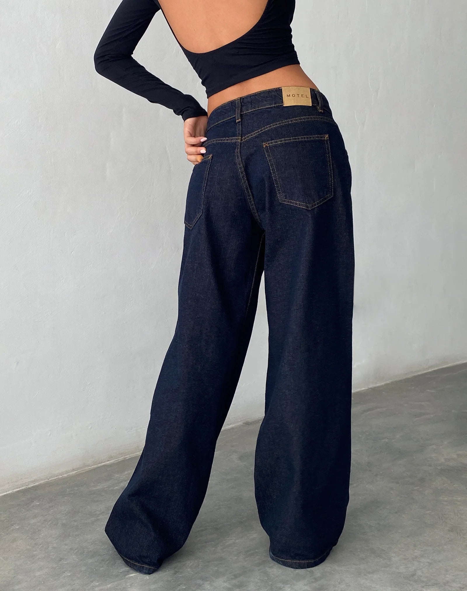 Bild von Roomy Extra Wide Low Rise Jeans in Indigo
