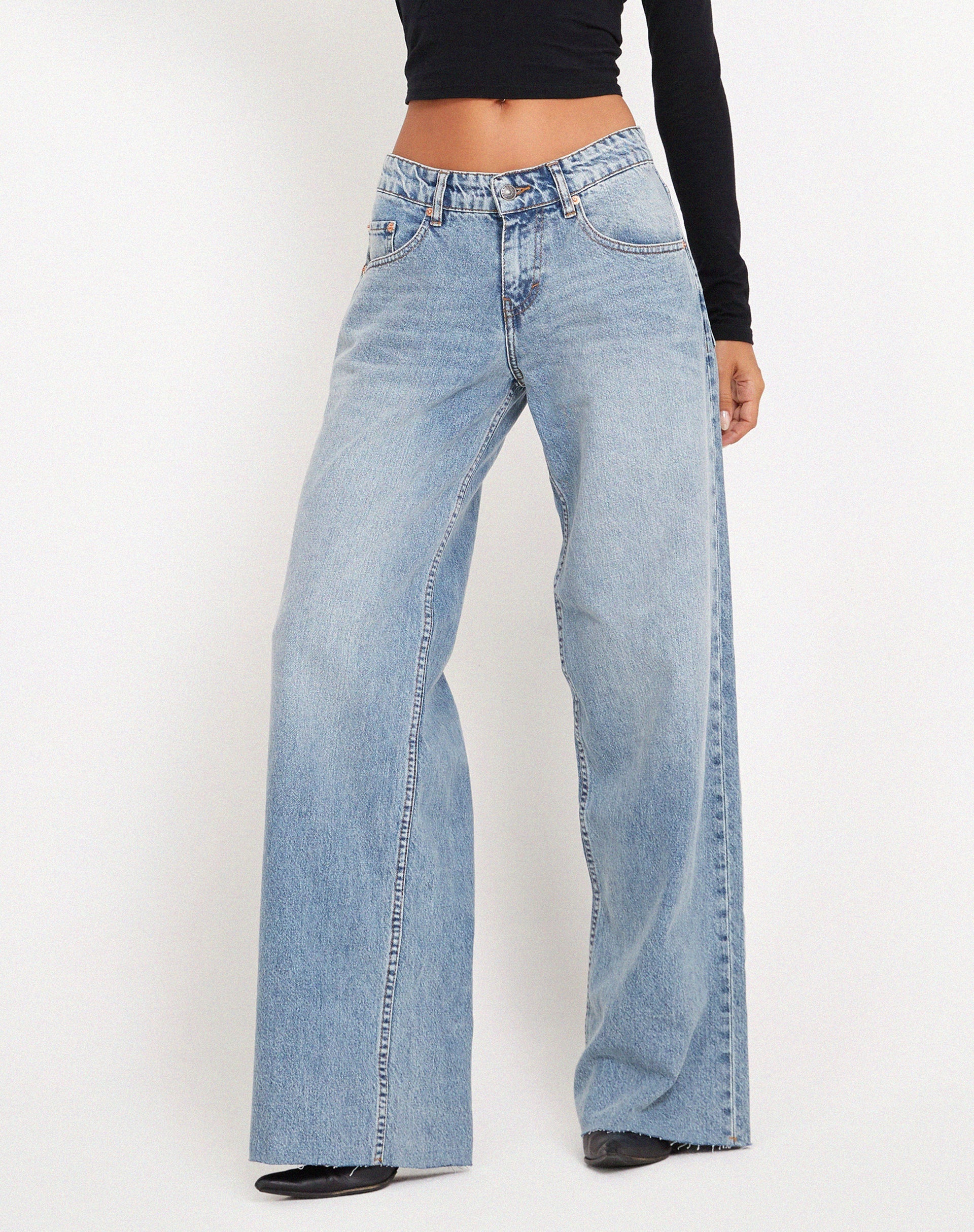 Bild von Roomy Extra Wide Raw Hem Jeans in Vintage Blue Wash