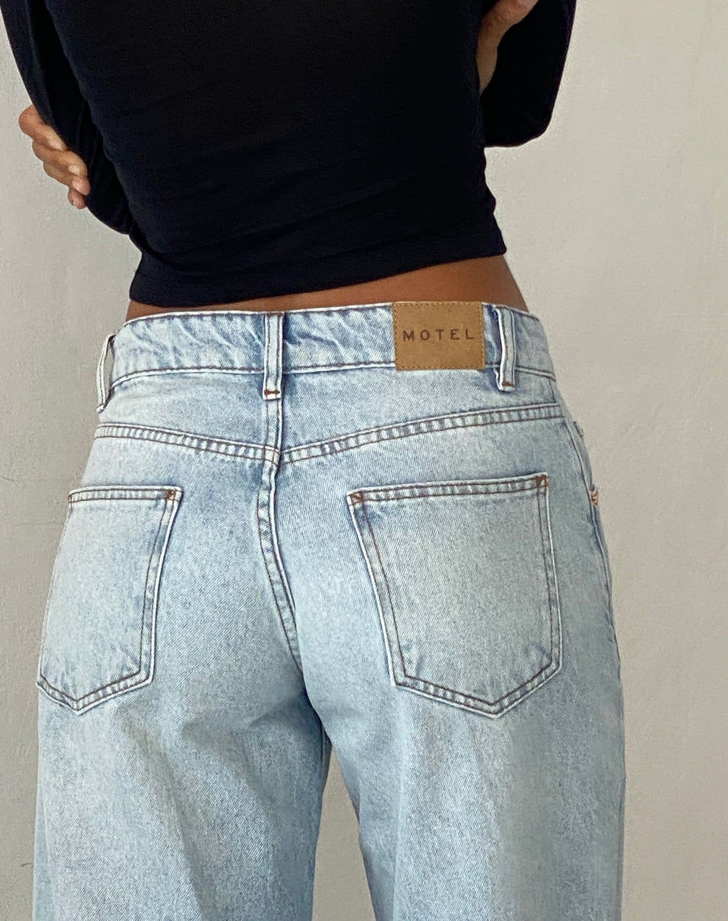 Geräumige extra weite Low Rise Jeans in extrem hellblauer Waschung
