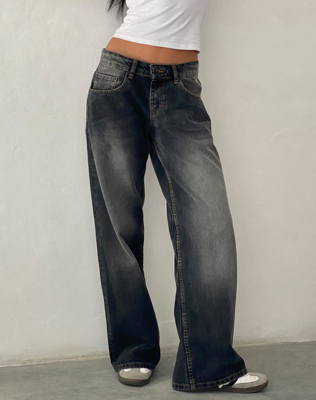 Geräumige Extra Wide Low Rise Jeans in Grau Used Bleach