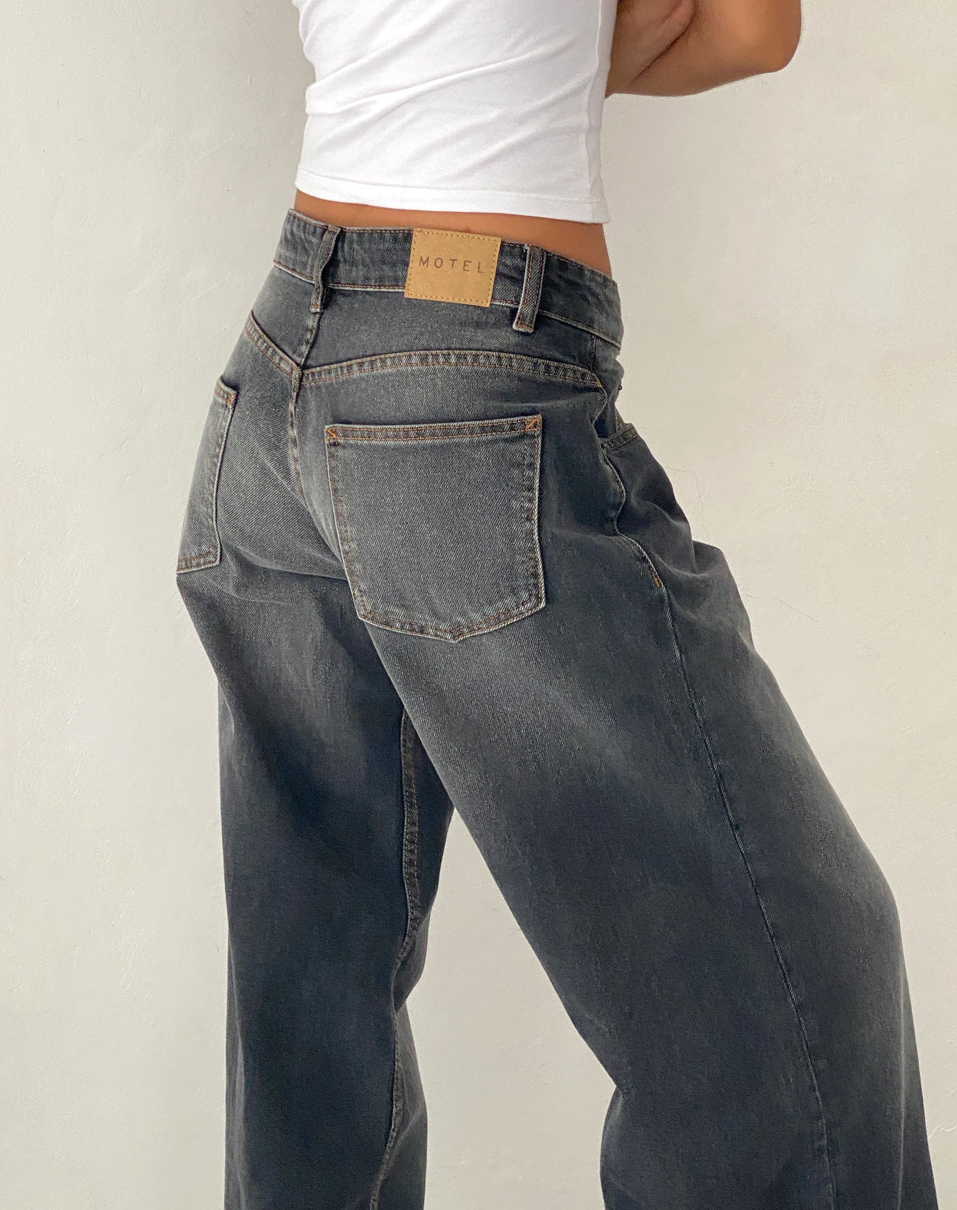 Image of Roomy Extra Wide Low Rise Jeans in Grau Used Bleach