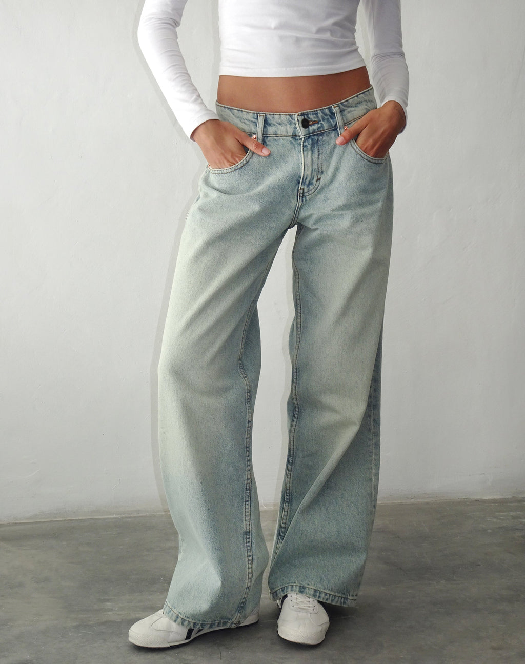 Geräumige extra weite Low Rise Jeans in Super Bleached Wash