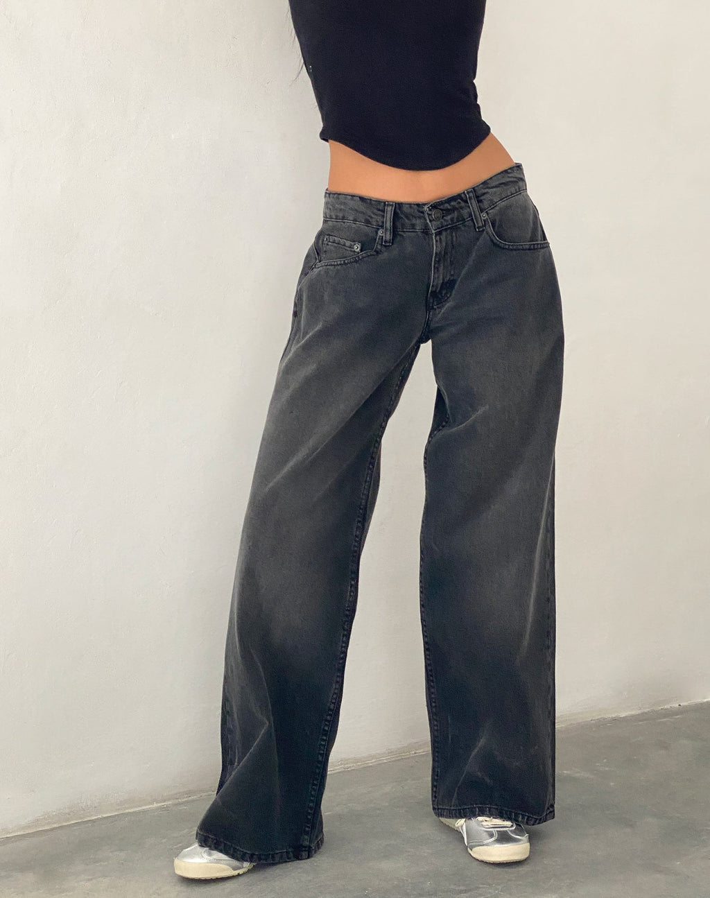 Geräumige Extra Wide Low Rise Jeans in Washed Black Grey