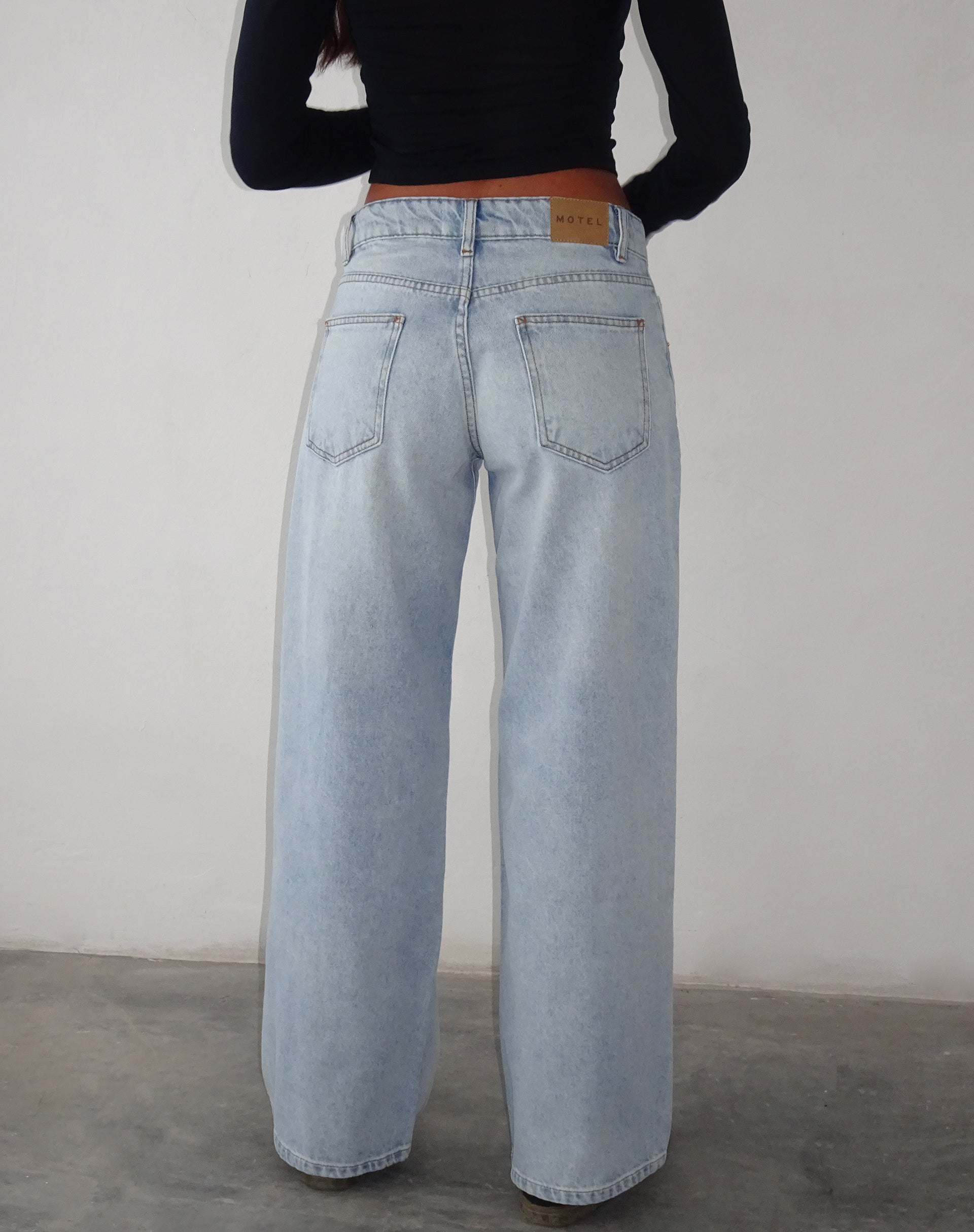 Bild von Roomy Extra Wide Low Rise Jeans in Extreme Light Blue Wash