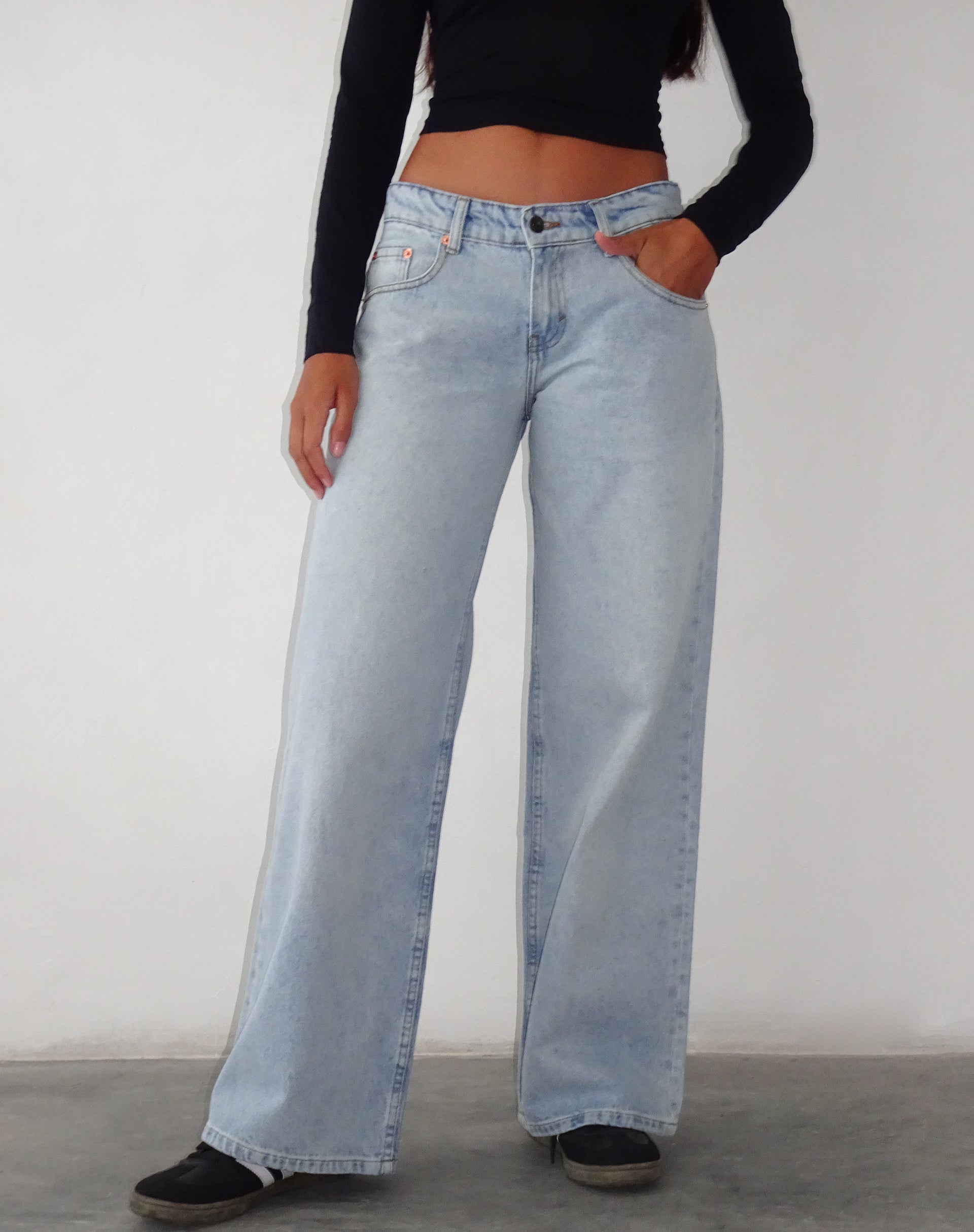 Bild von Roomy Extra Wide Low Rise Jeans in Extreme Light Blue Wash