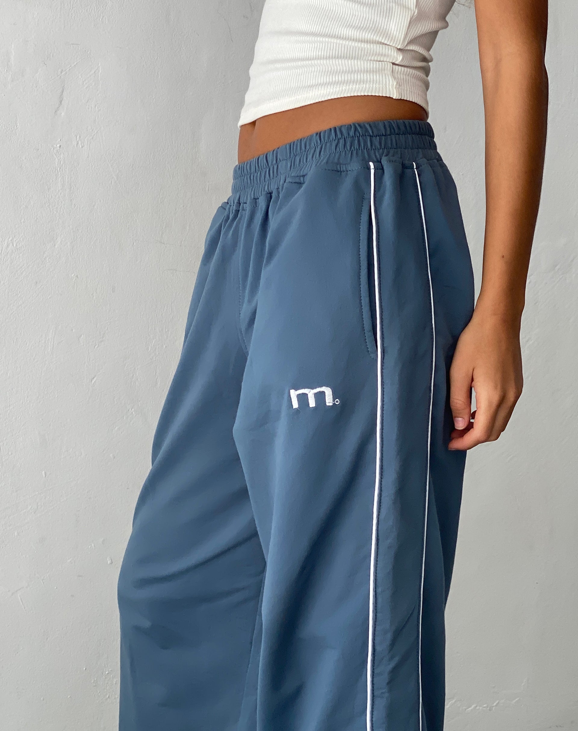 Image of Benton Wide Leg Jogger in Blau mit 'M' Stickerei