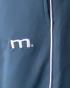 Blau mit 'M'-Stickerei