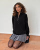 Image of Tirma High Neck Pullover in tonalem Schwarz mit M-Stickerei