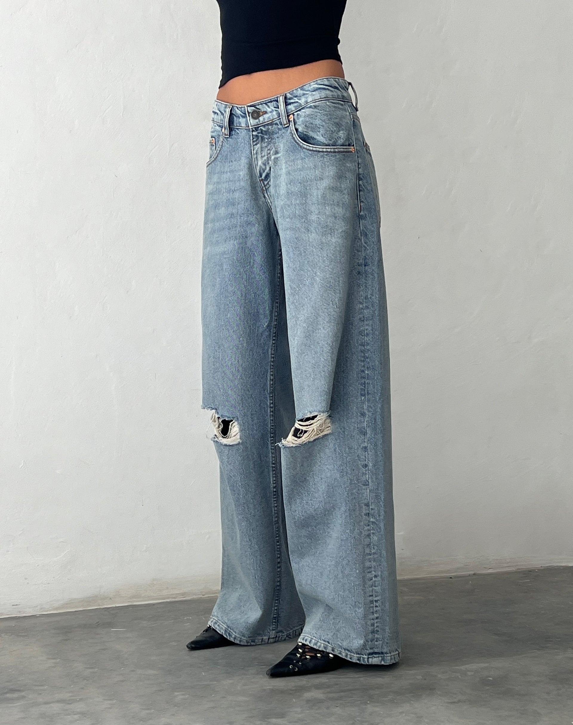 Bild von Ripped Roomy Extra Wide Low Rise Jean in Vintage Blue Wash