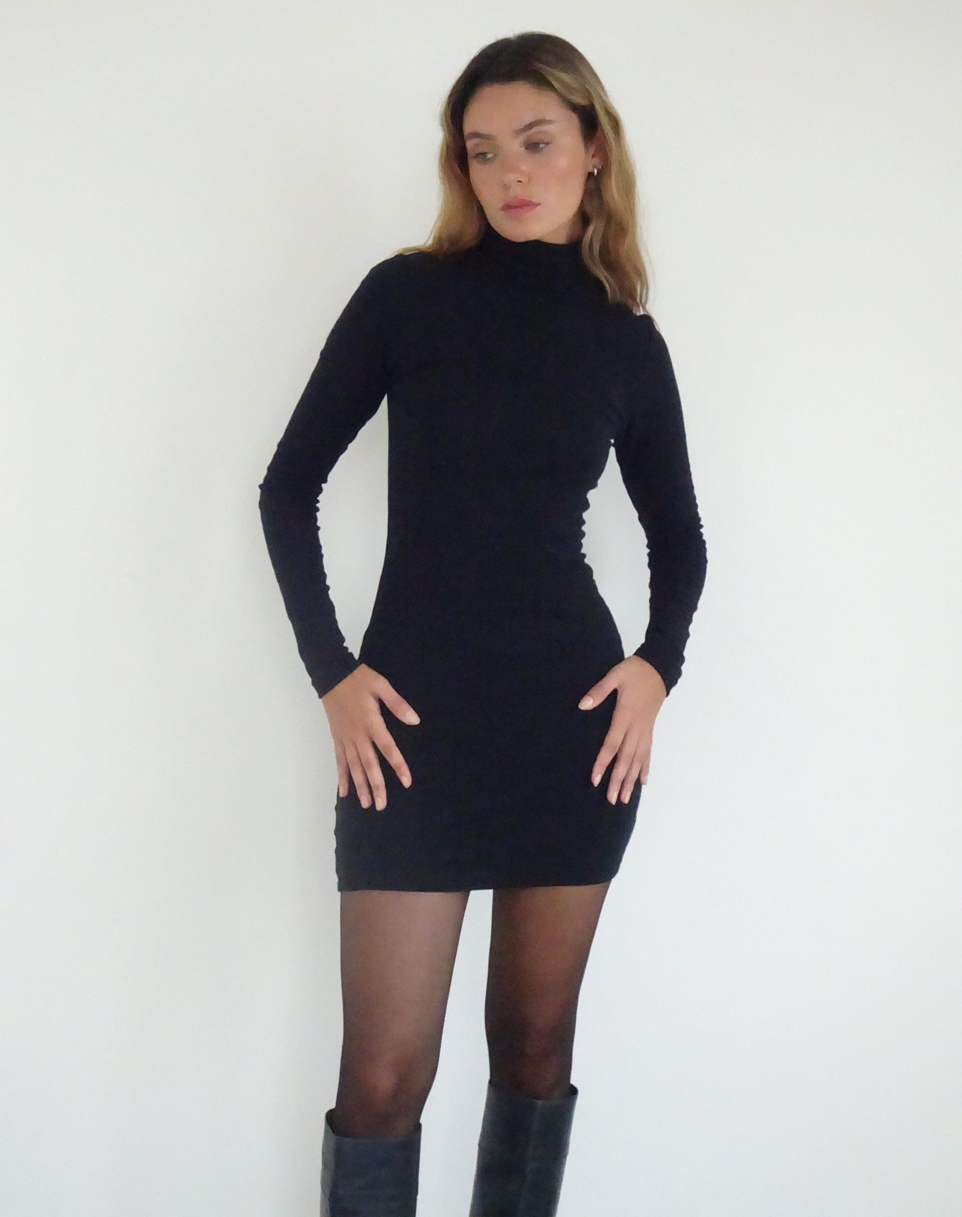 Image of Yrion Rollkragen Bodycon Mini Dress in Schwarz