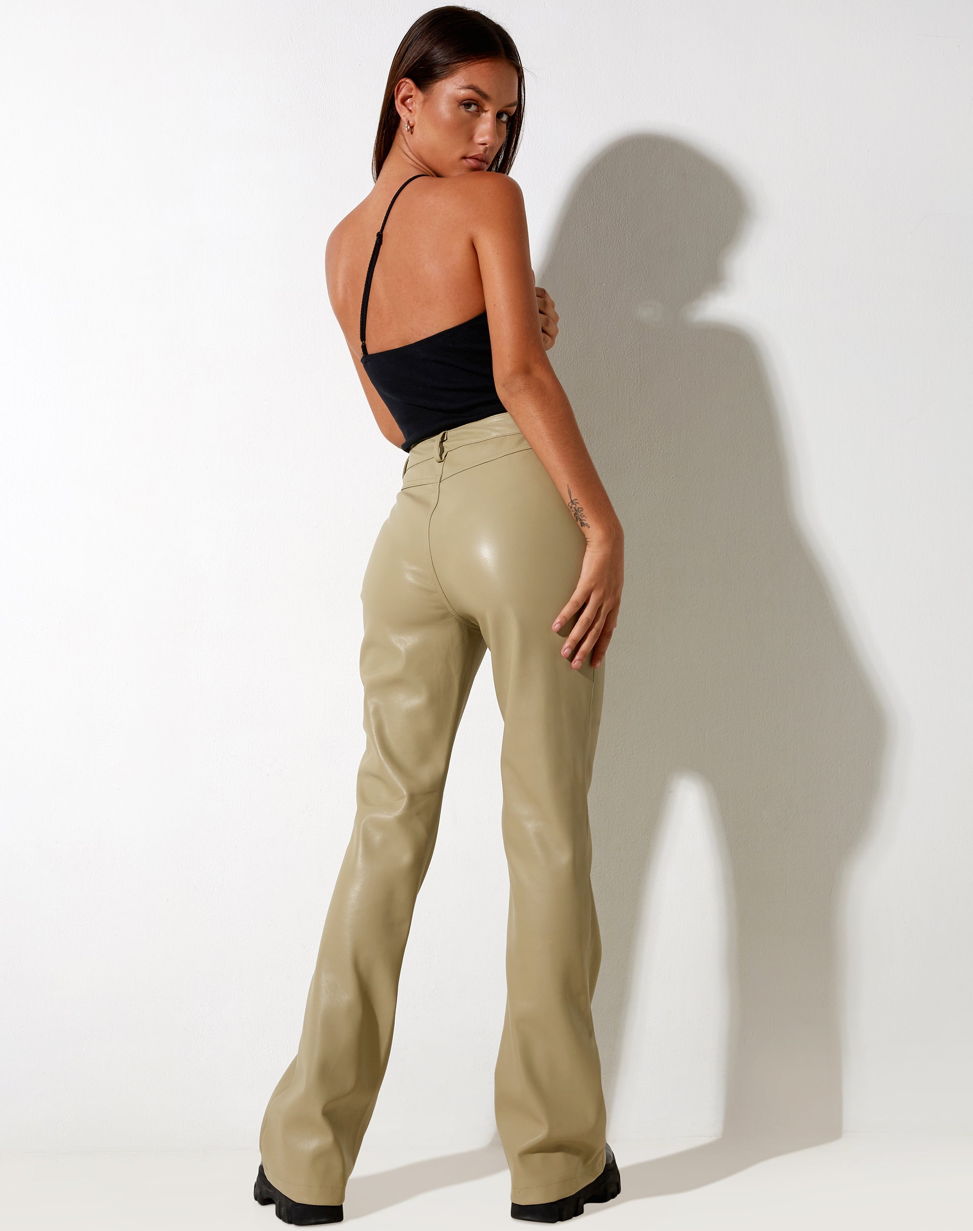 Bild von Zoven Flare Hose in Pu Sage