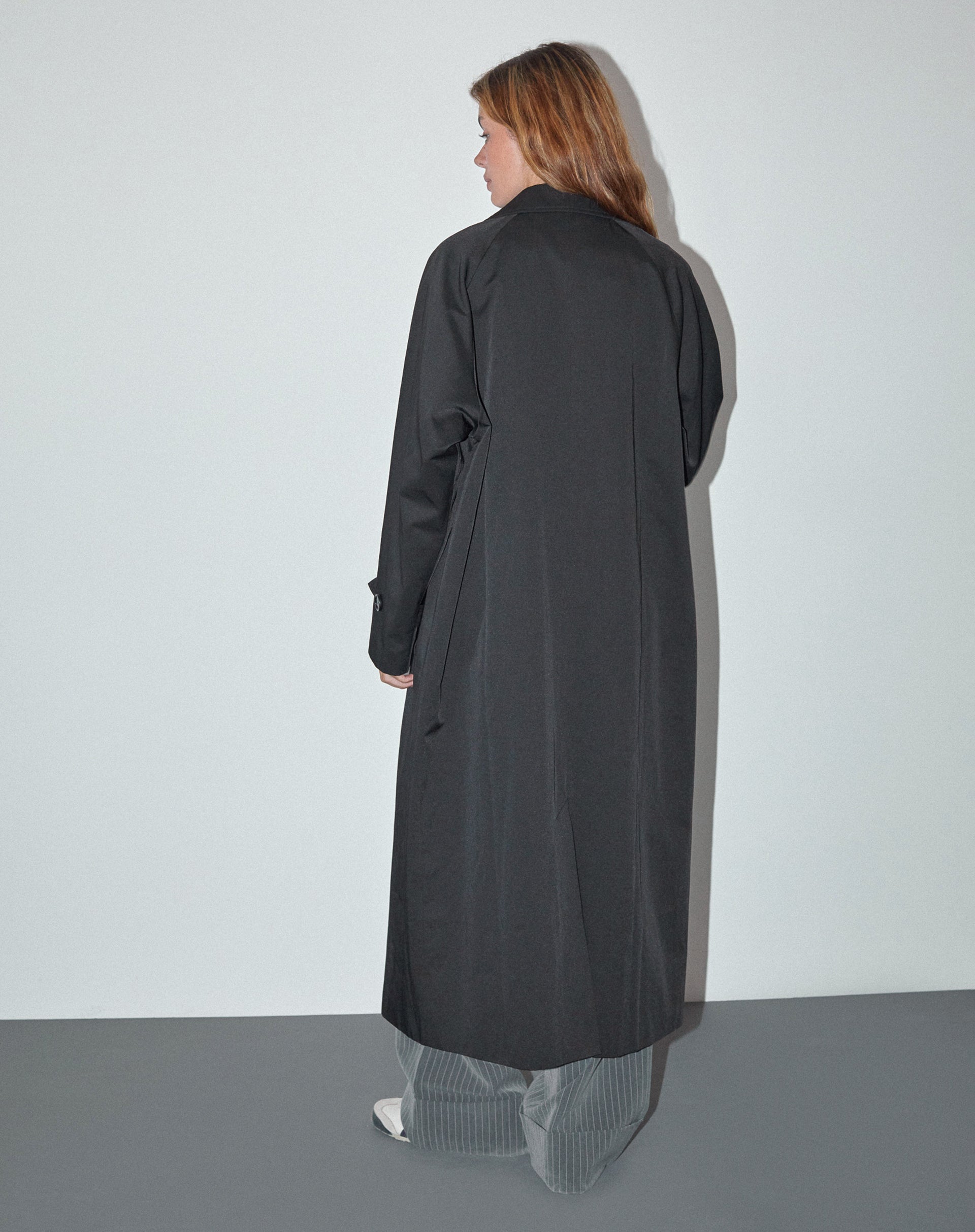 Imagen de Assa Trench Coat en negro con forro de rayas