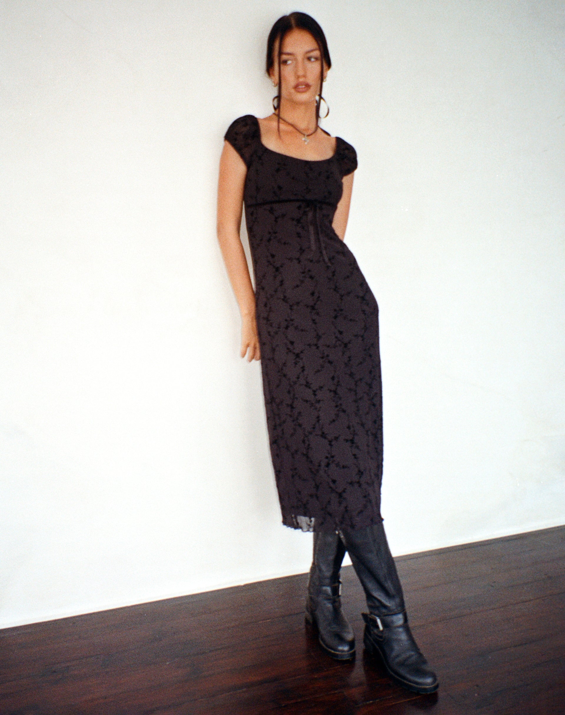 Imagen de Clarisse Vestido Midi en Malla Flor de Vid Negro