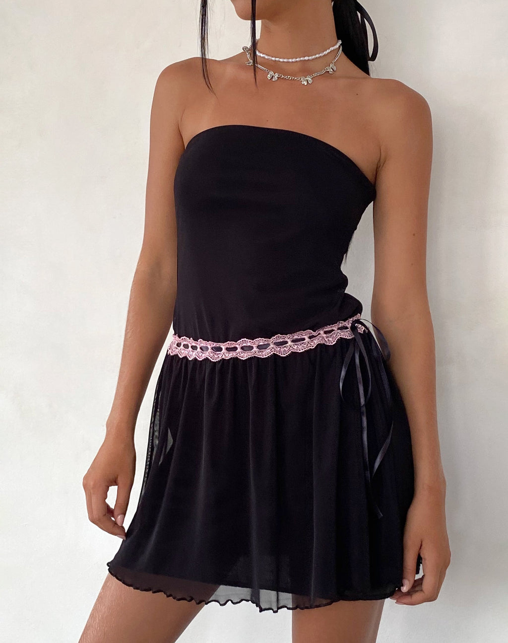 Mini Vestido Cleodora Bandeau Mesh en Negro con Cintura Rosa