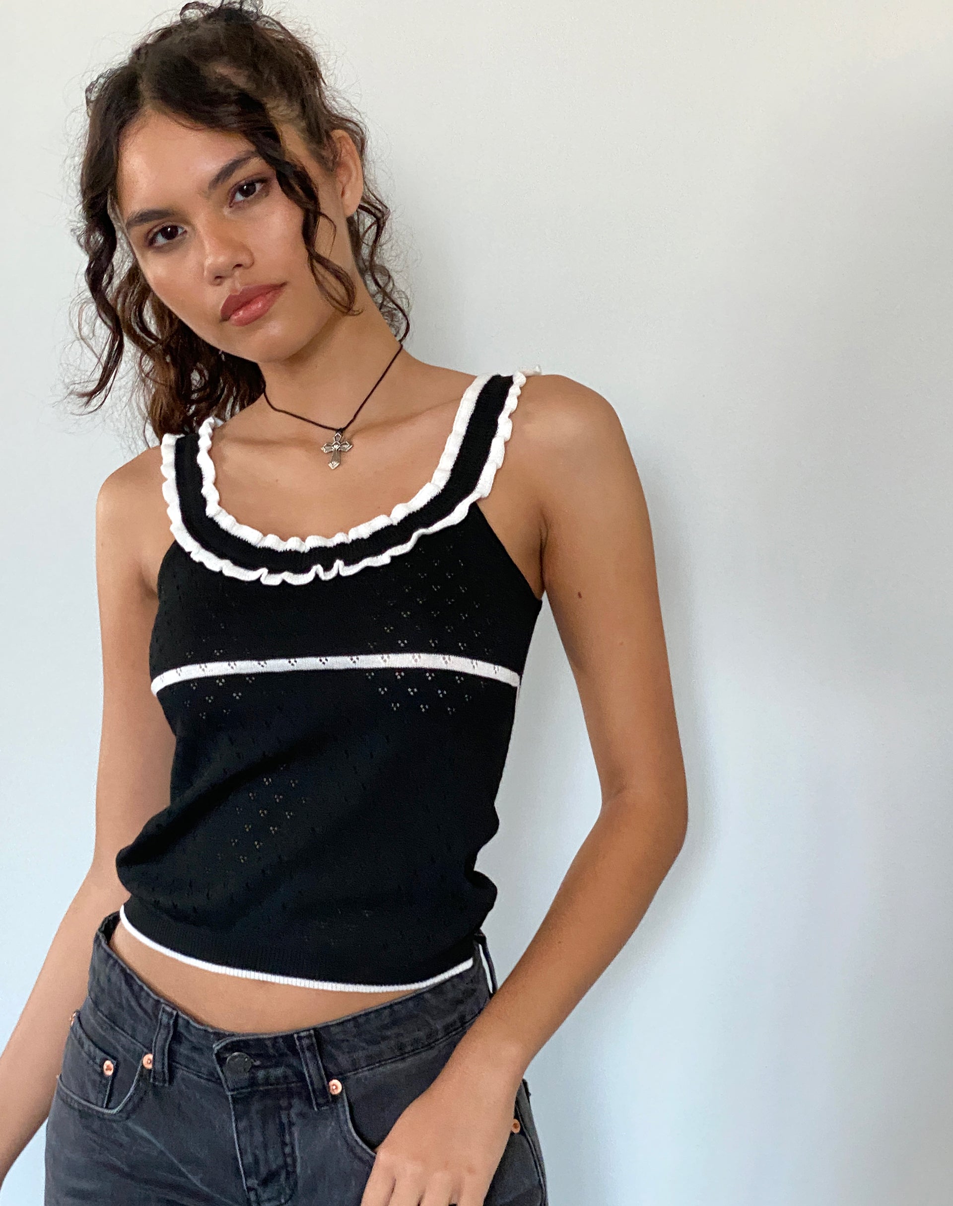 Imagen de Darcie Pointelle Top en negro con puntilla blanca