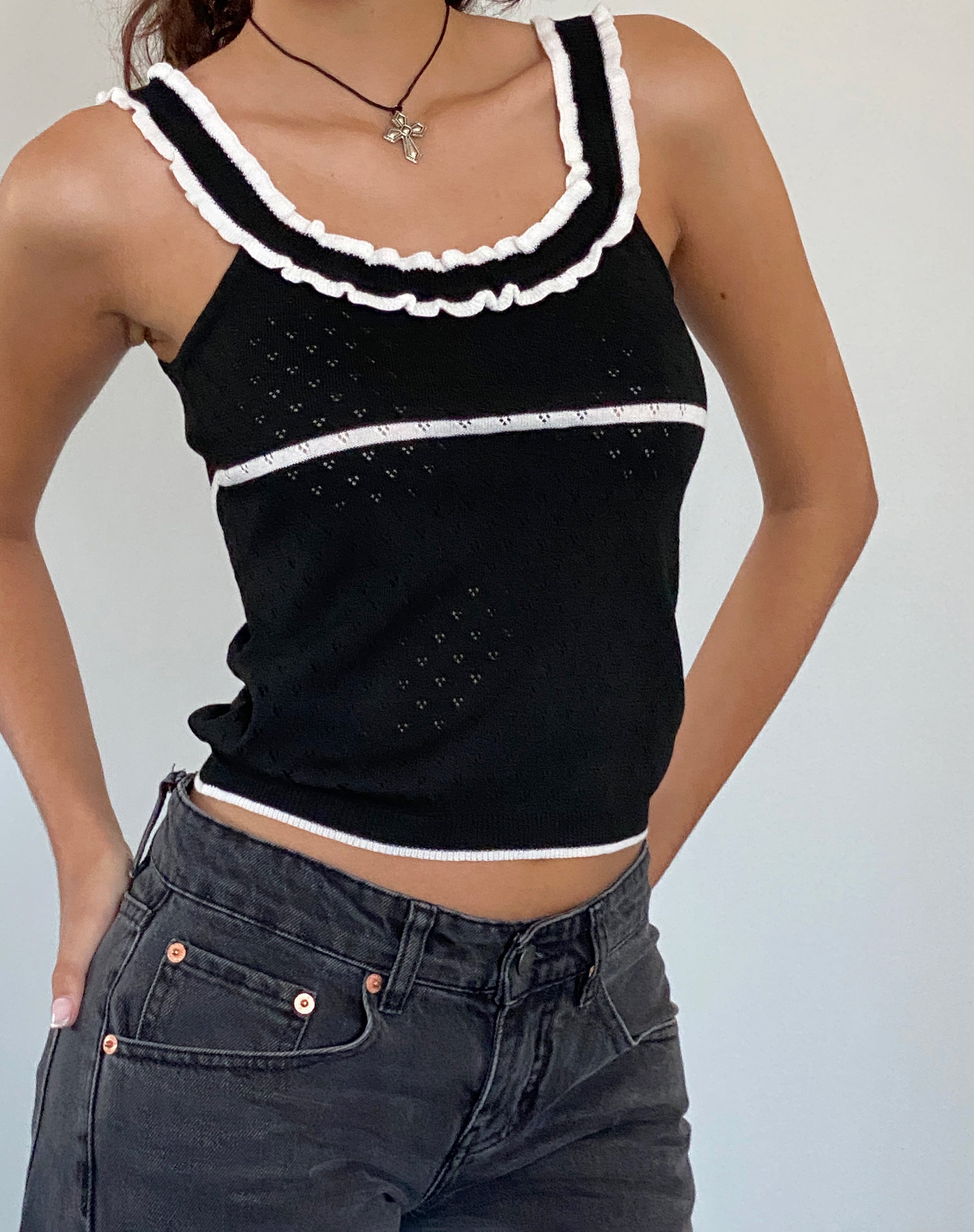 Imagen de Darcie Pointelle Top en negro con puntilla blanca