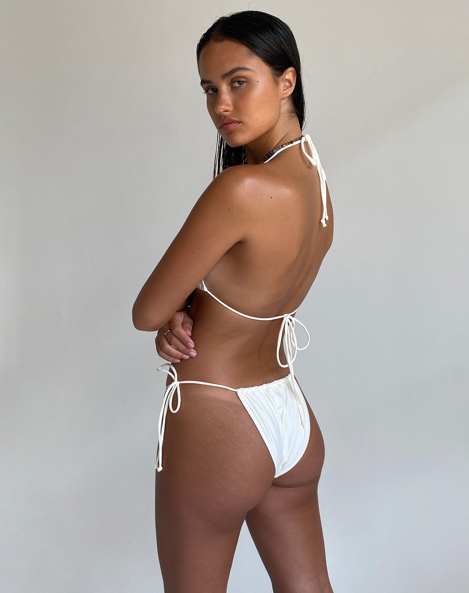 Imagen de la braguita de bikini Leyna en color crema