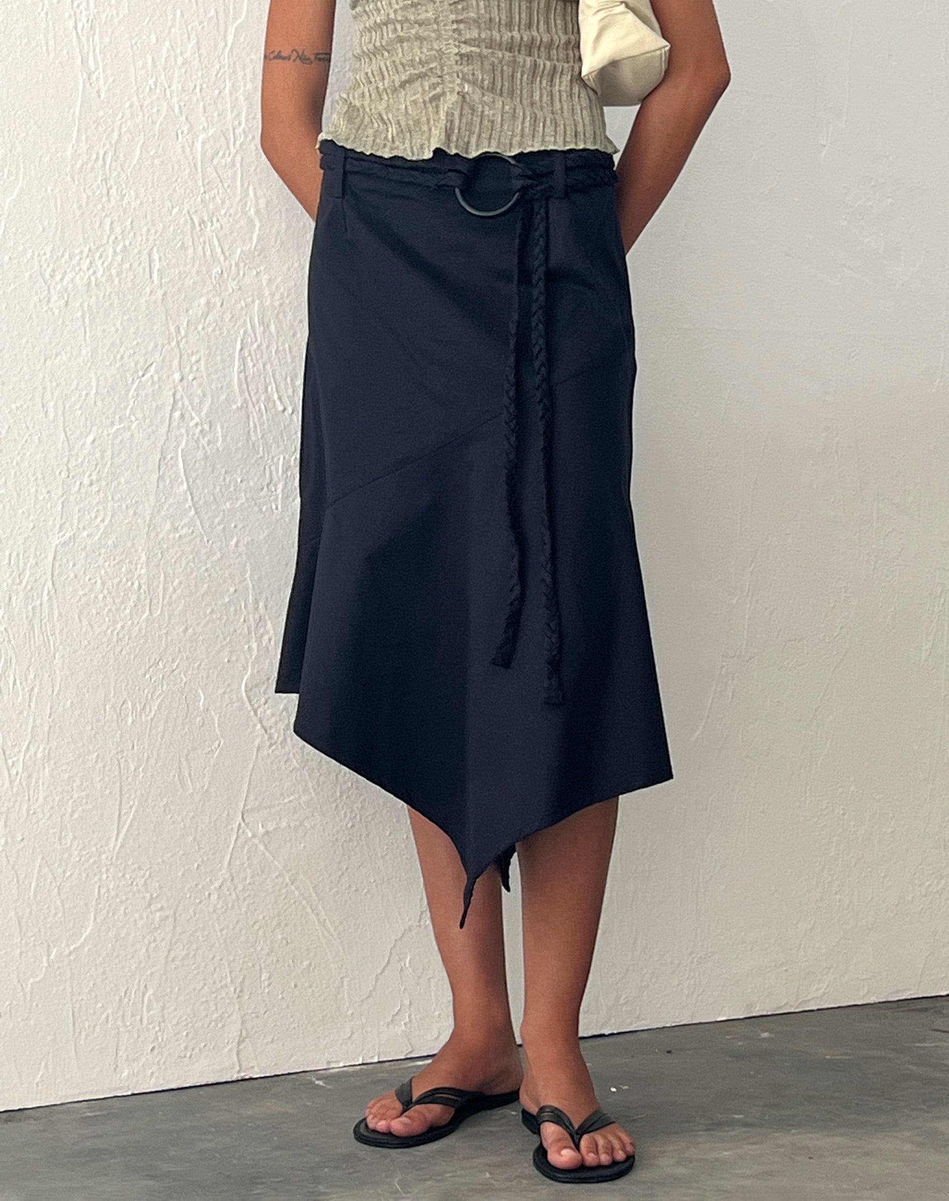 Imagen de Nejusi Falda midi asimétrica negra con cinturón trenzado