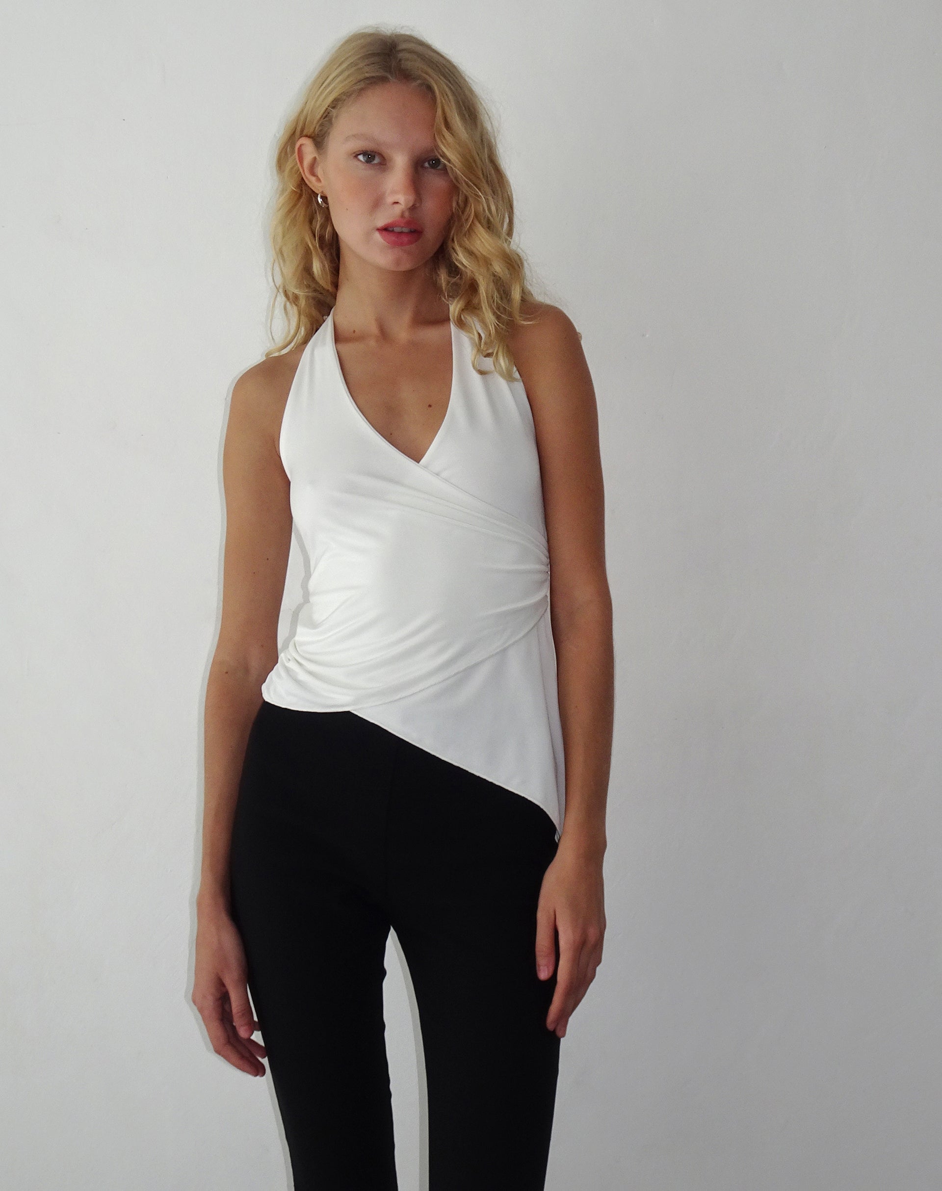 Imagen de Farah Halter Asymmetric Plunge Top in Ivorya