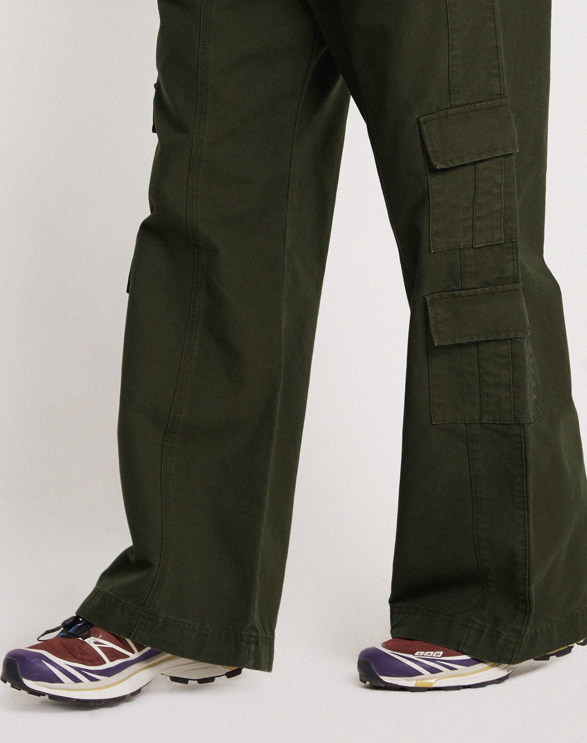 Imagen de los pantalones Hansa Cargo en color oliva oscuro