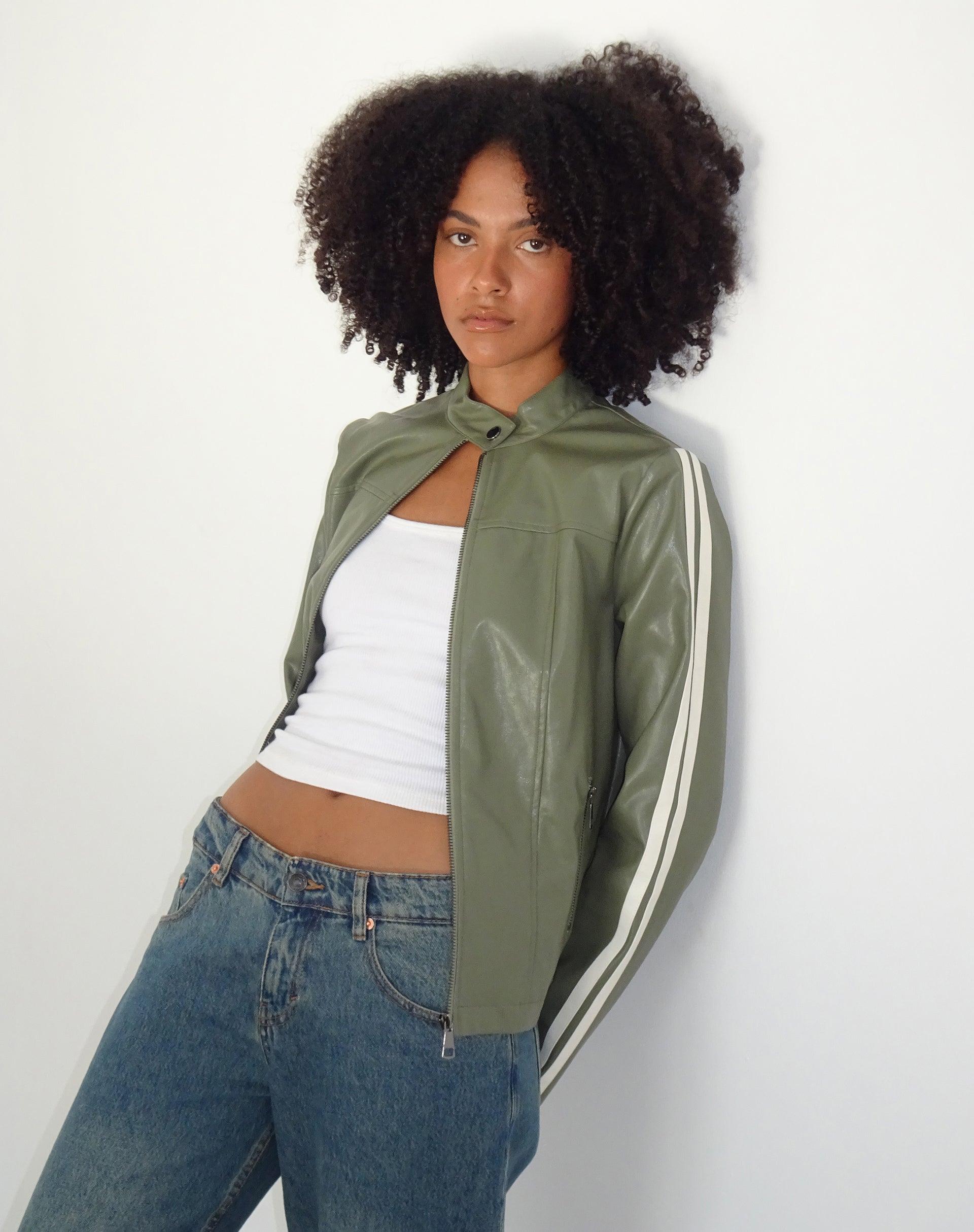 Imagen de Jacquie Zip Up Biker Jacket en PU verde con raya marfil