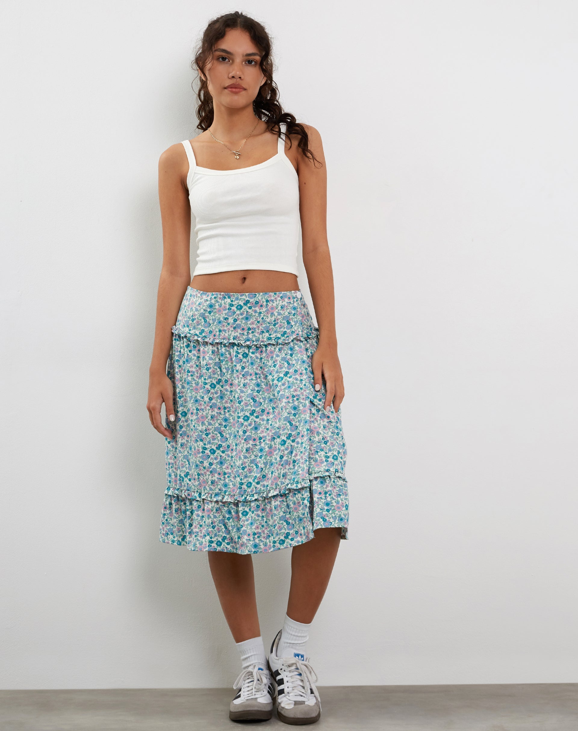 Imagen de Kasya Frill Hem Midi Wrap Skirt en Flower Power Azul