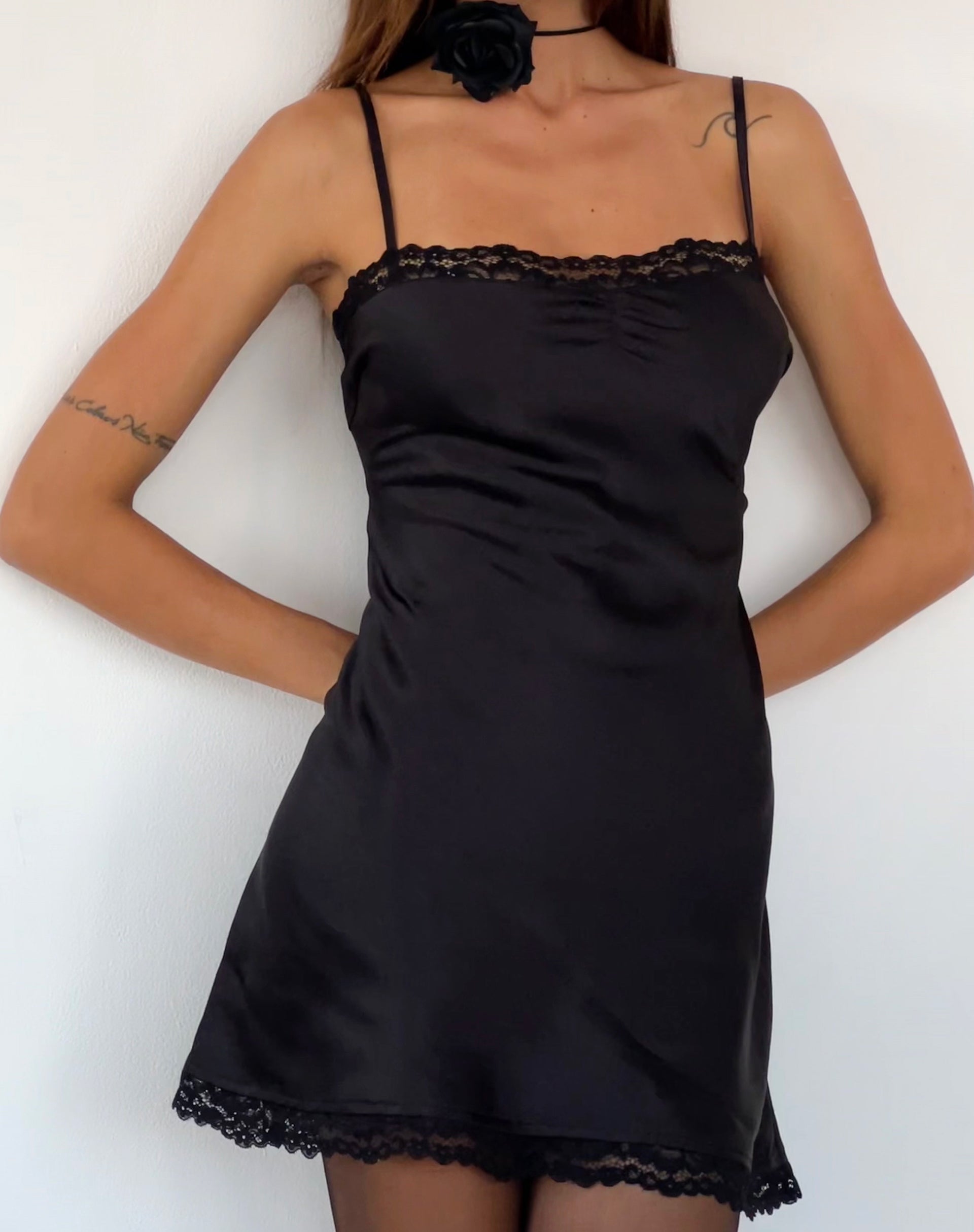 Imagen de Larna Mini Vestido de Raso con Encaje en Negro