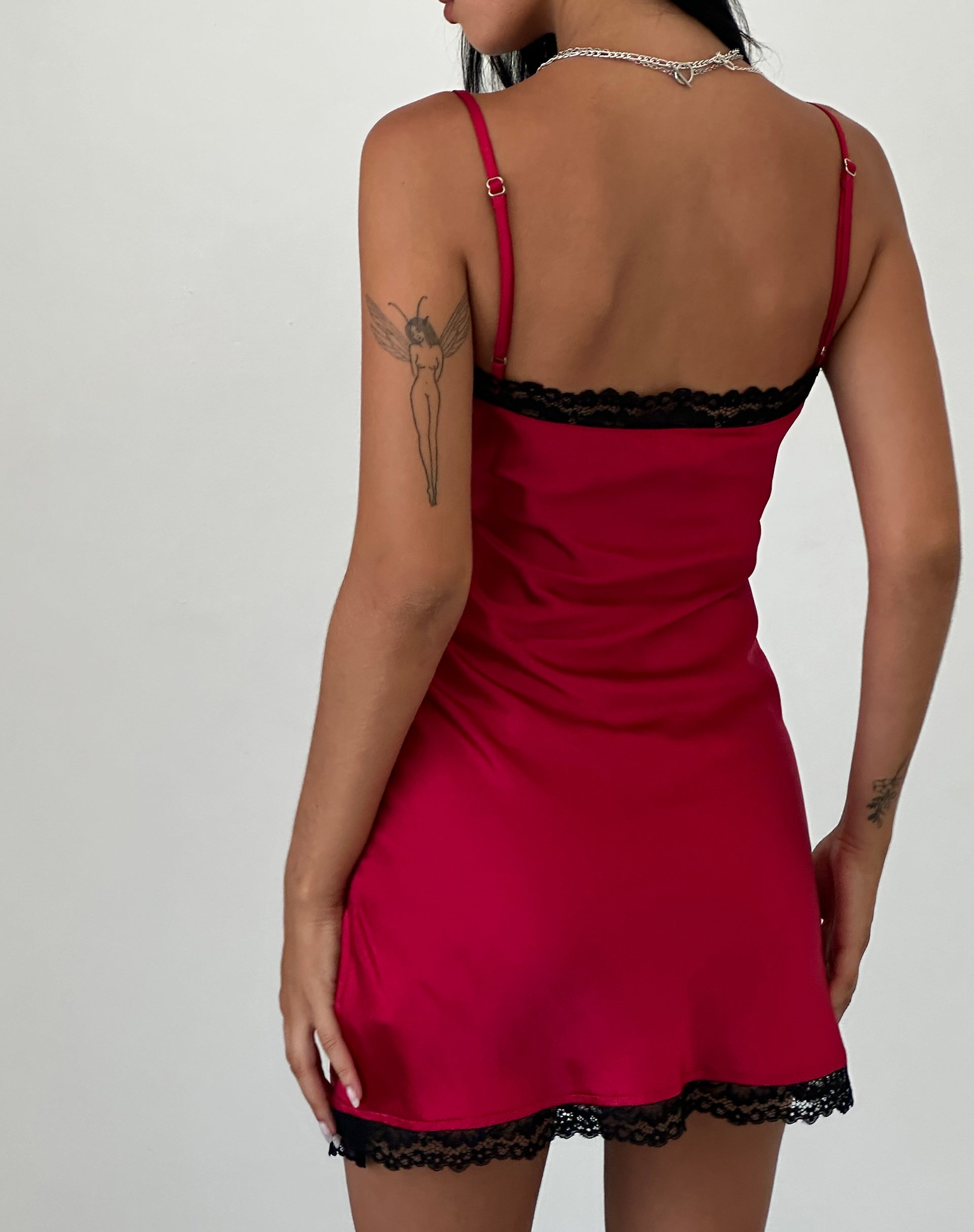 Imagen de Larna Minivestido de satén rojo con ribetes de encaje negro