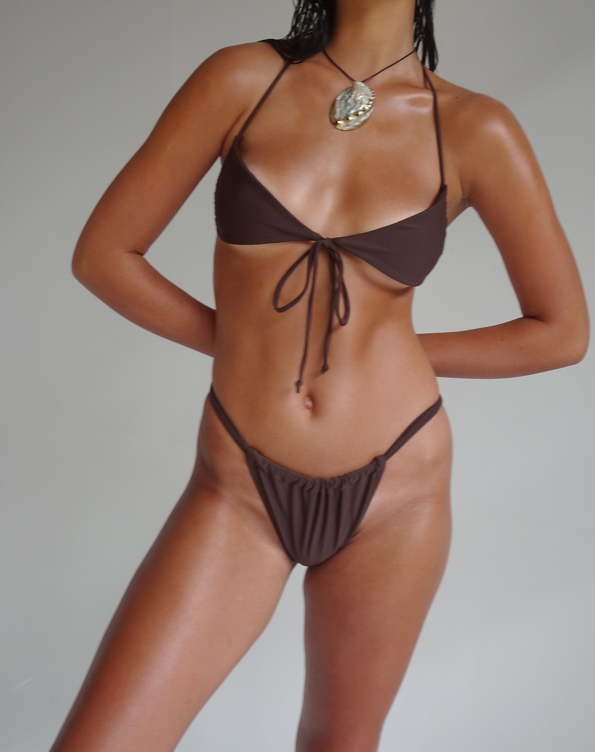 Imagen de la braguita de bikini Voltera en marrón coco