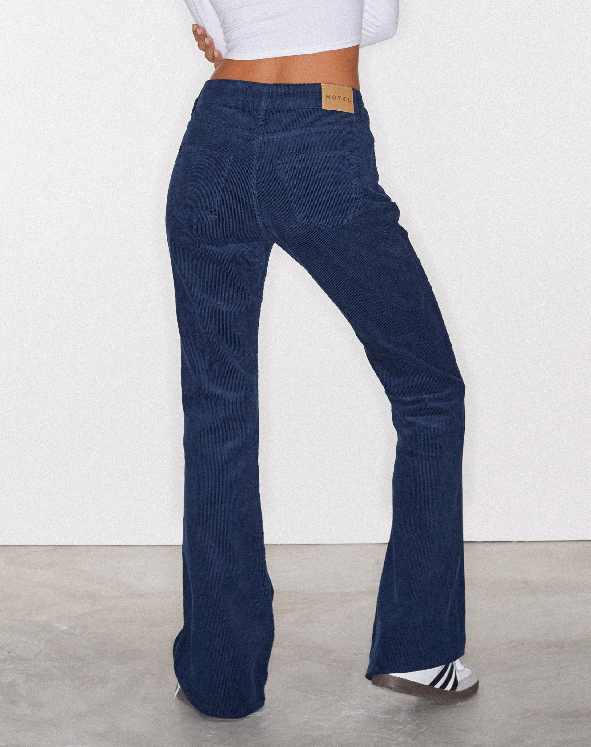 imagen de Low Rise Bootleg Jeans en Cord Navy