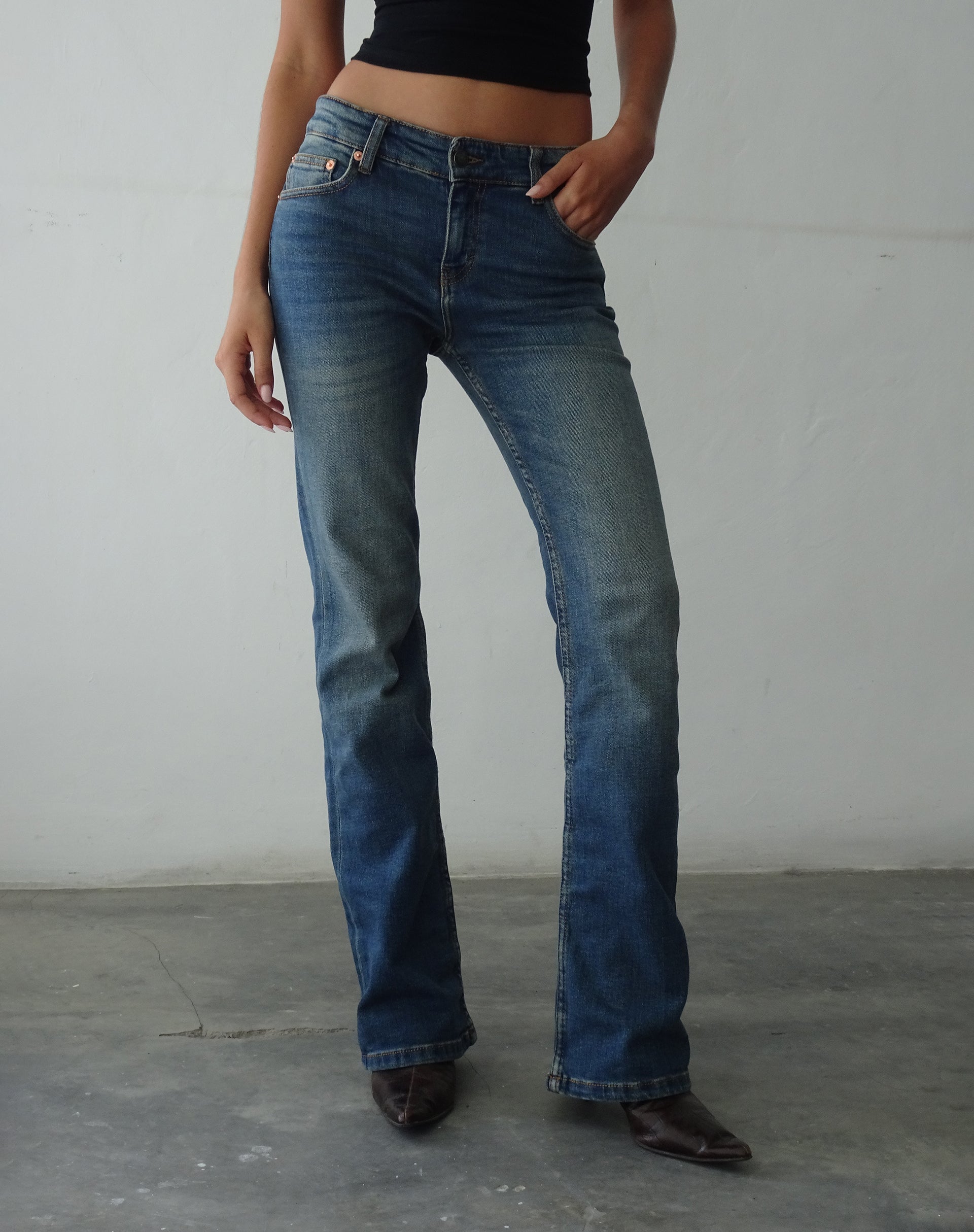 imagen de Low Rise Bootleg Jeans en Mid Vintage Blue