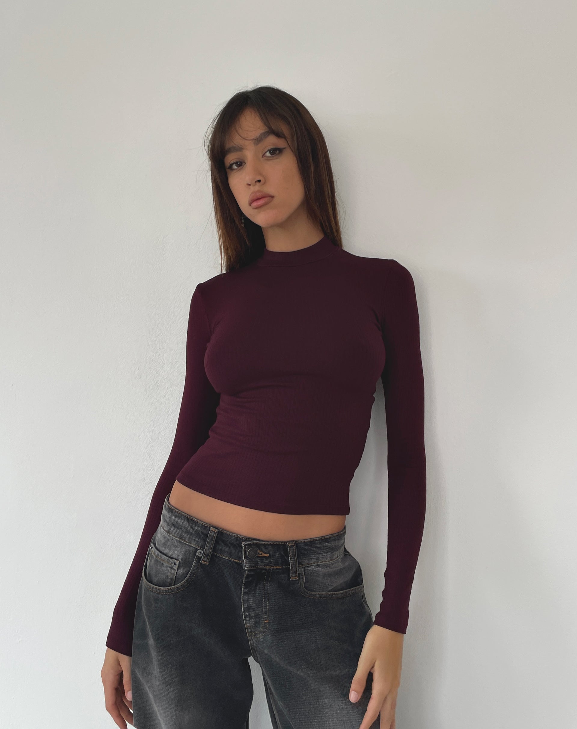 Imagen de Mabel Top de cuello alto y manga larga de canalé en Oxblood