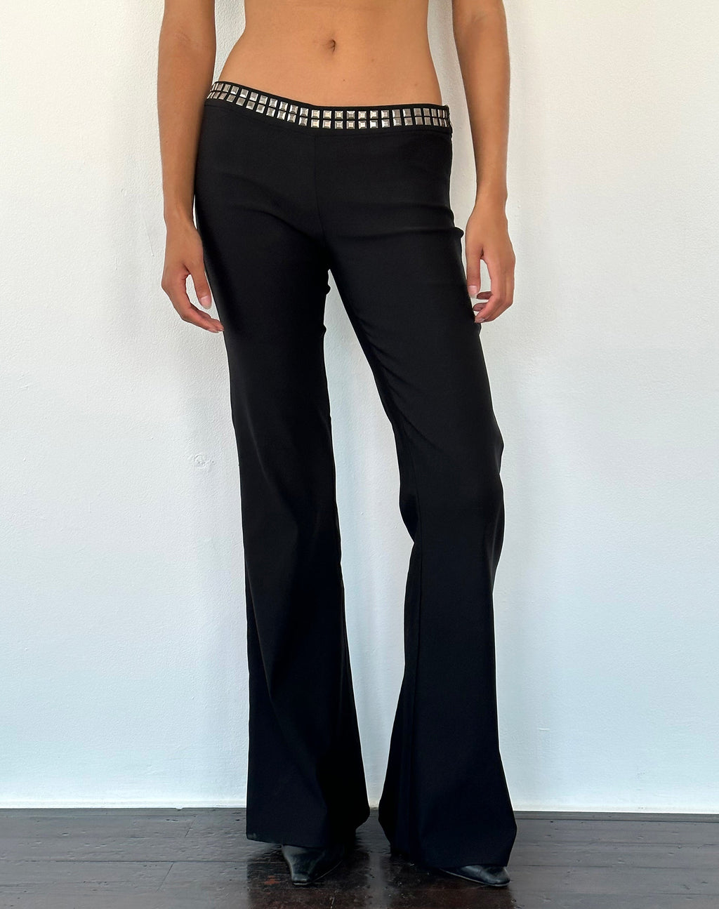 Macias Studded Flared pantalones en negro Sastrería