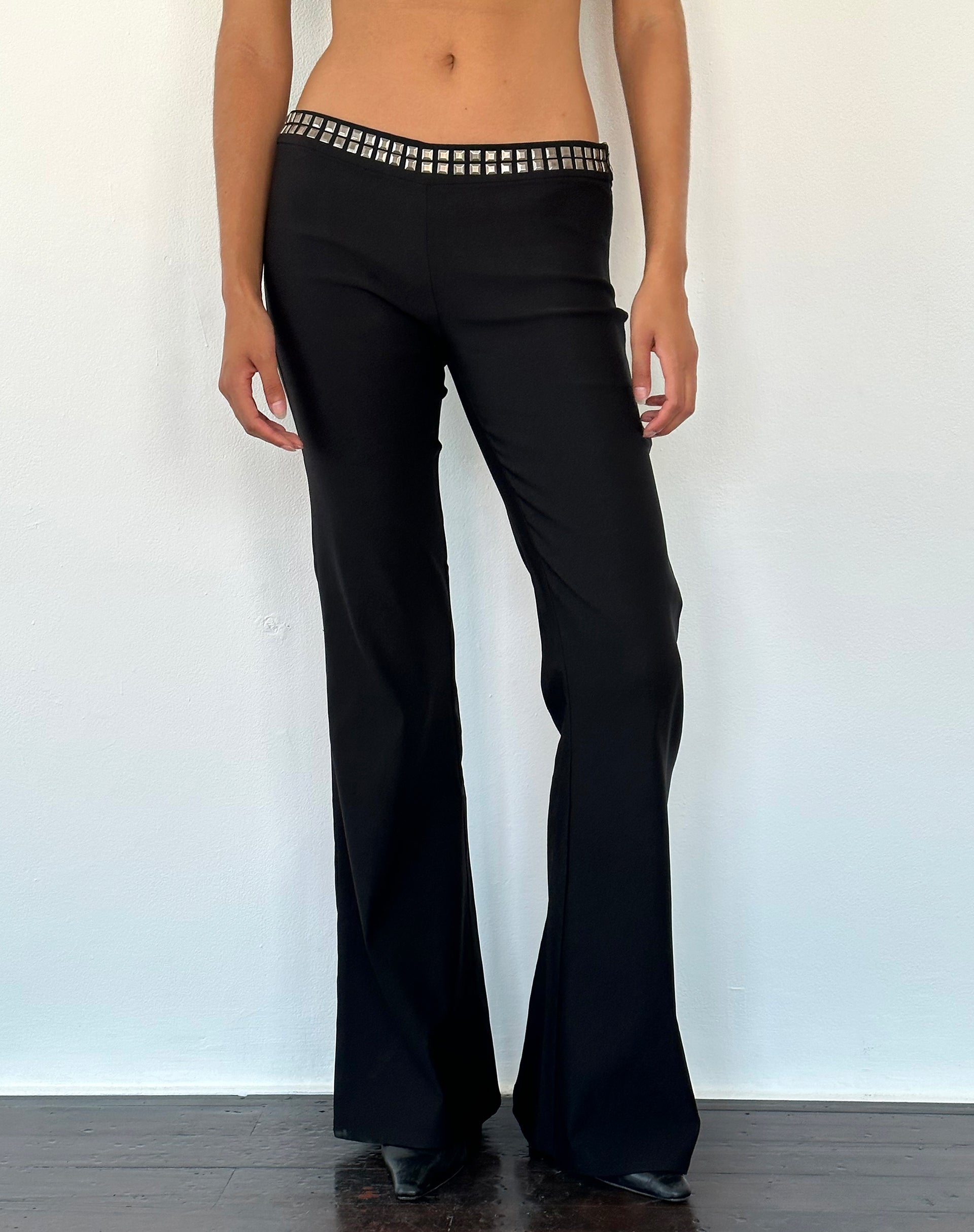 Imagen de Macias Studded Flared pantalones en negro Sastrería