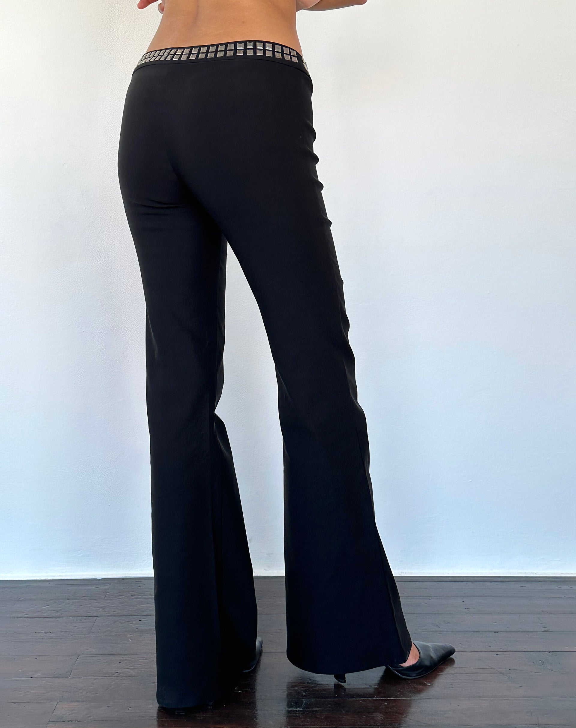 Imagen de Macias Studded Flared pantalones en negro Sastrería