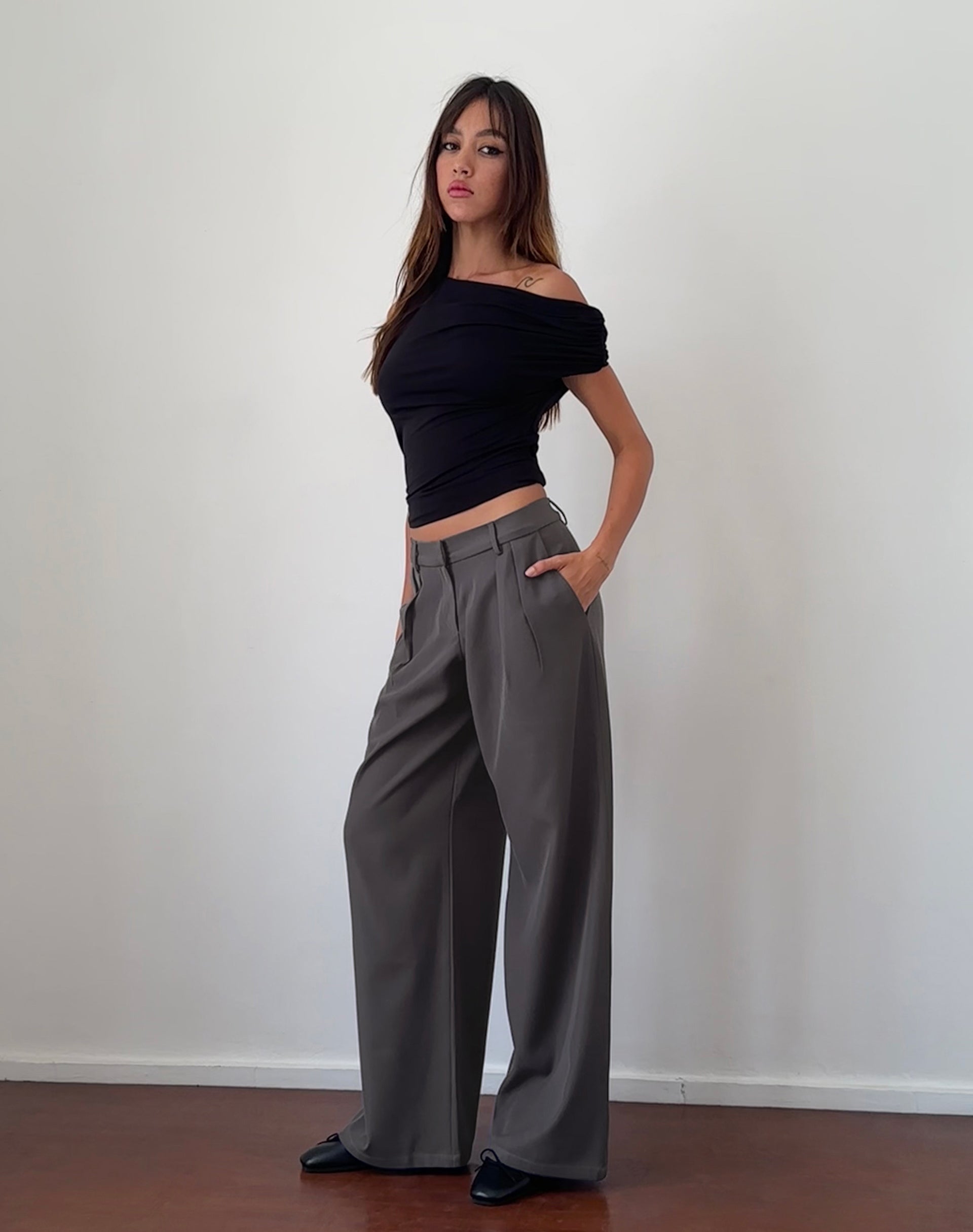 Imagen de Nailaka Low Rise Wide Leg Tailored Trouser en Dark Charcoal