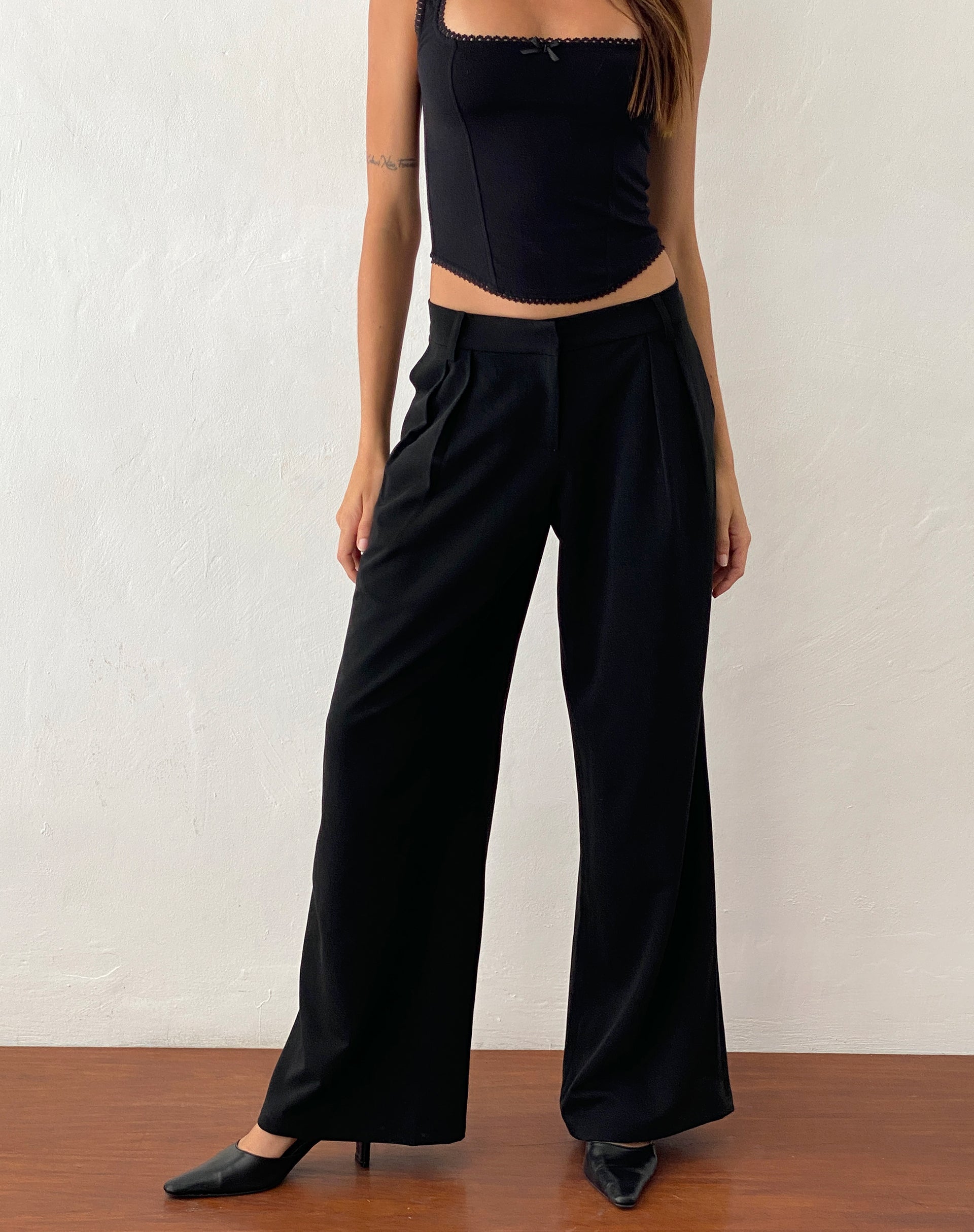 Imagen de Nailaka Low Rise Wide Leg Tailored Trouser en negro