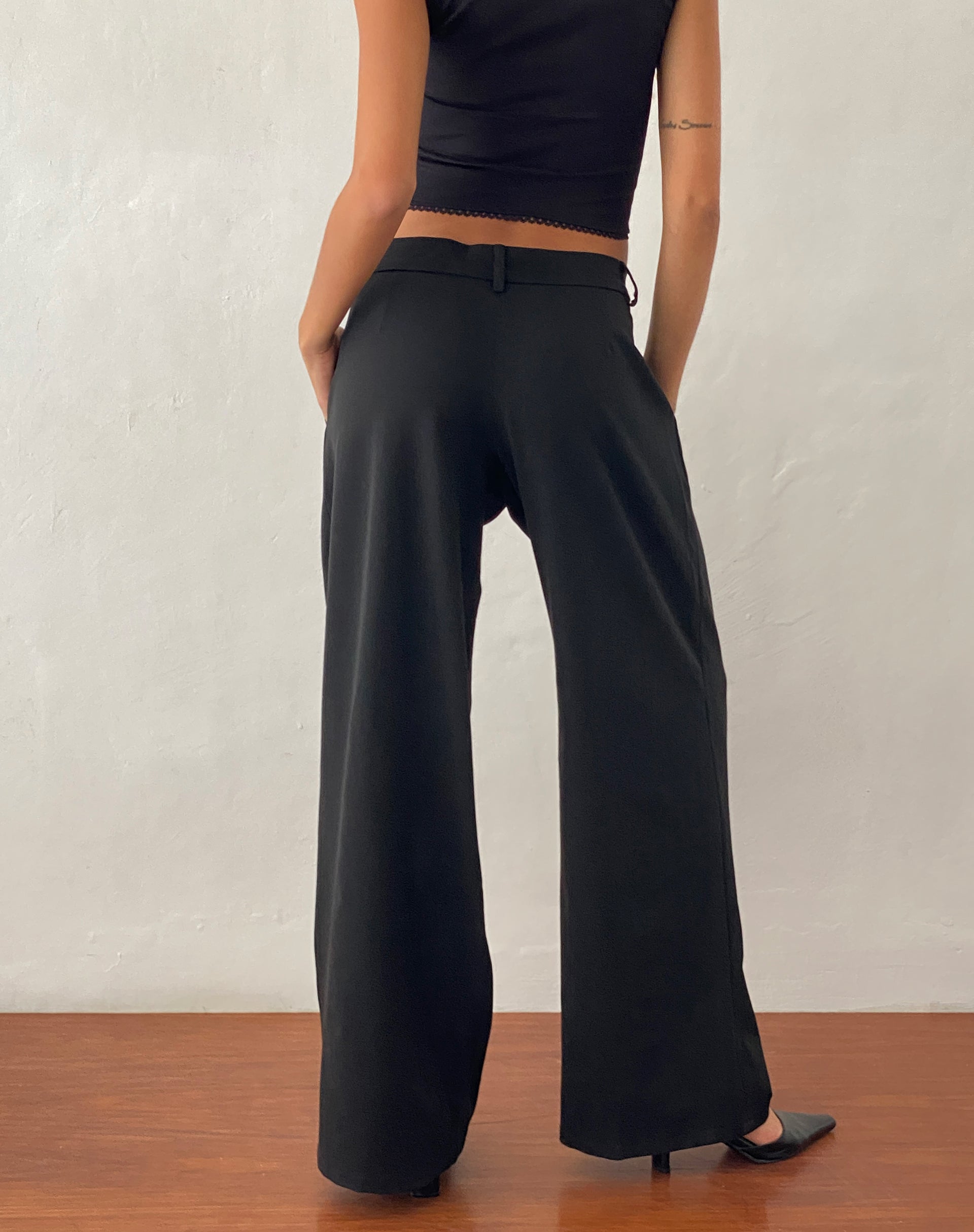 Imagen de Nailaka Low Rise Wide Leg Tailored Trouser en negro
