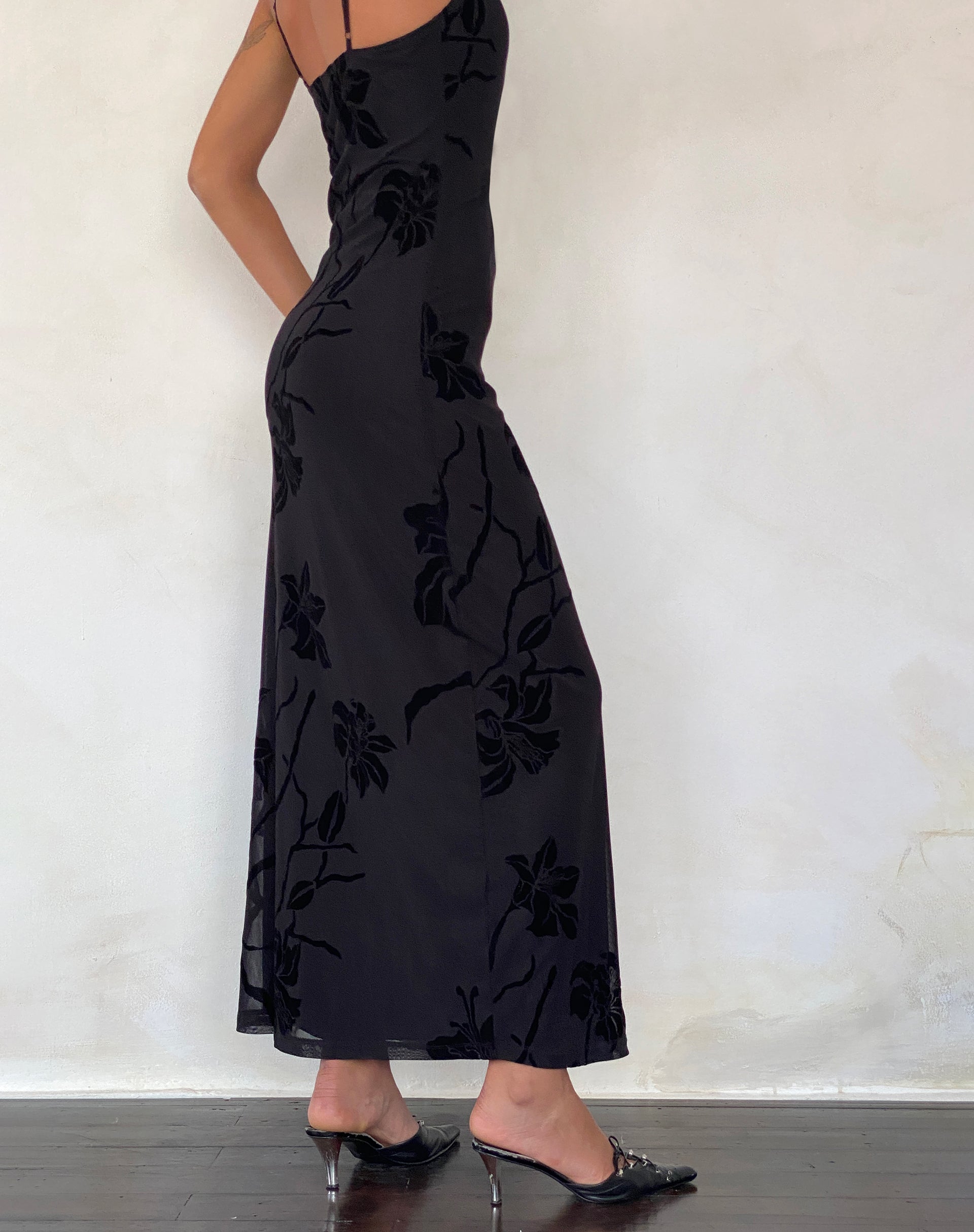 Imagen de Nodu Maxi Dress in Orchids Flock Negro