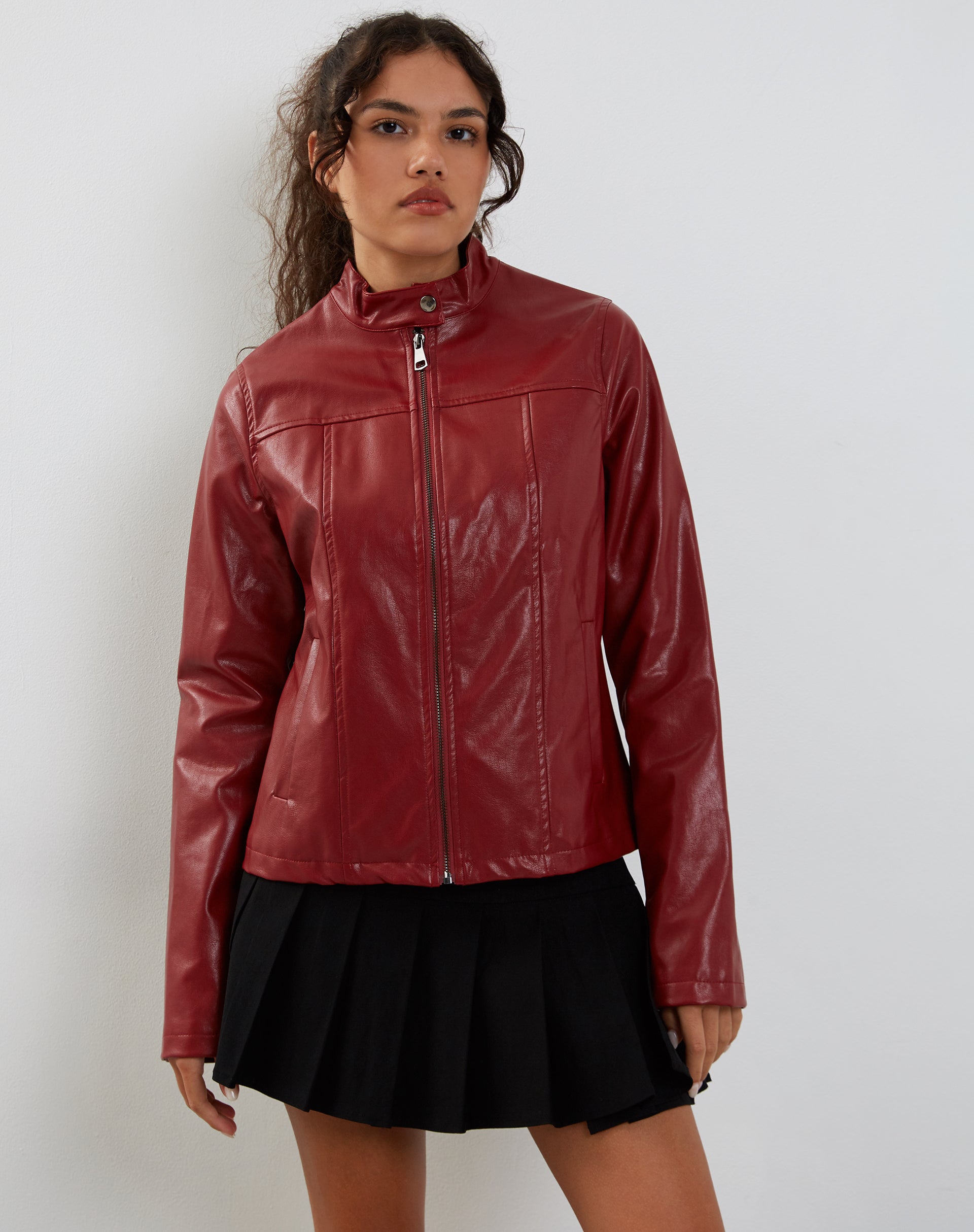 Imagen de la chaqueta Olivia en PU Rojo sangre