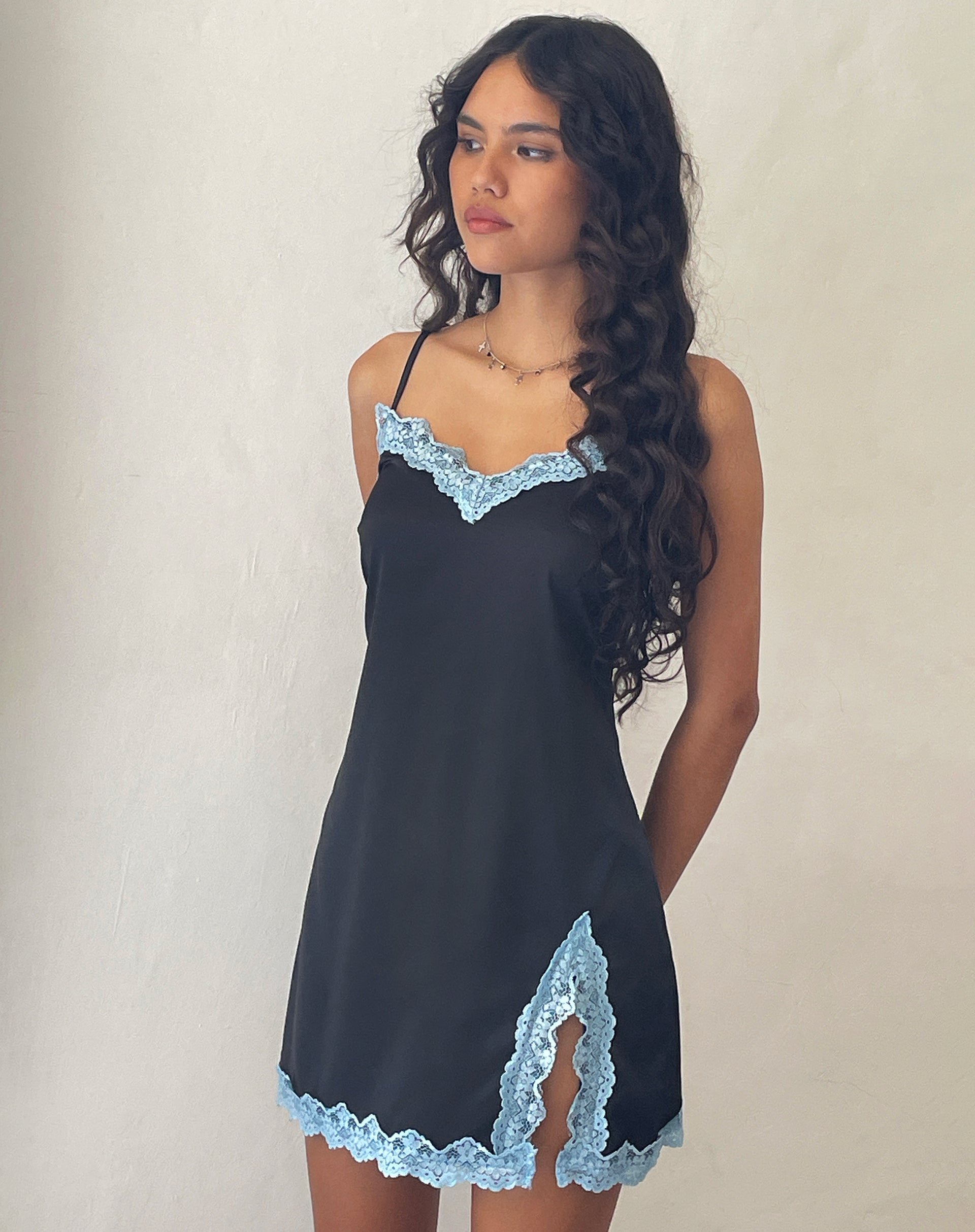 imagen de Oming Slip Mini Dress en Negro con Encaje Azul
