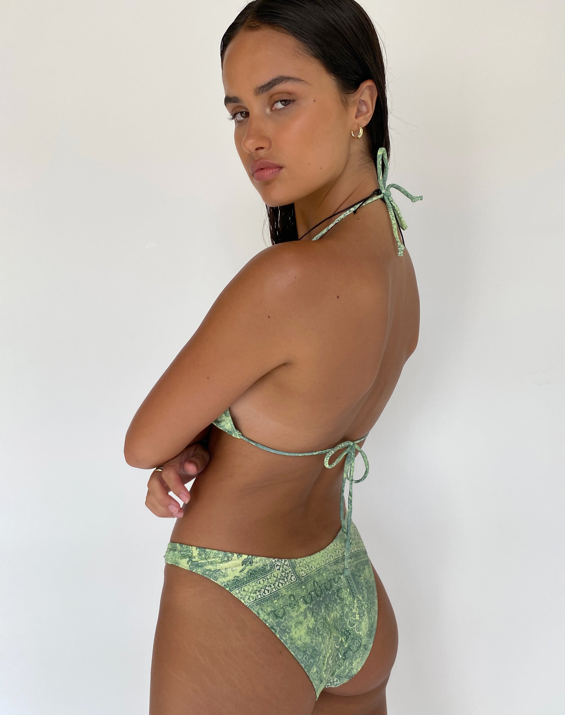 Imagen de Braguita de bikini Farida en Paisley abstracto verde