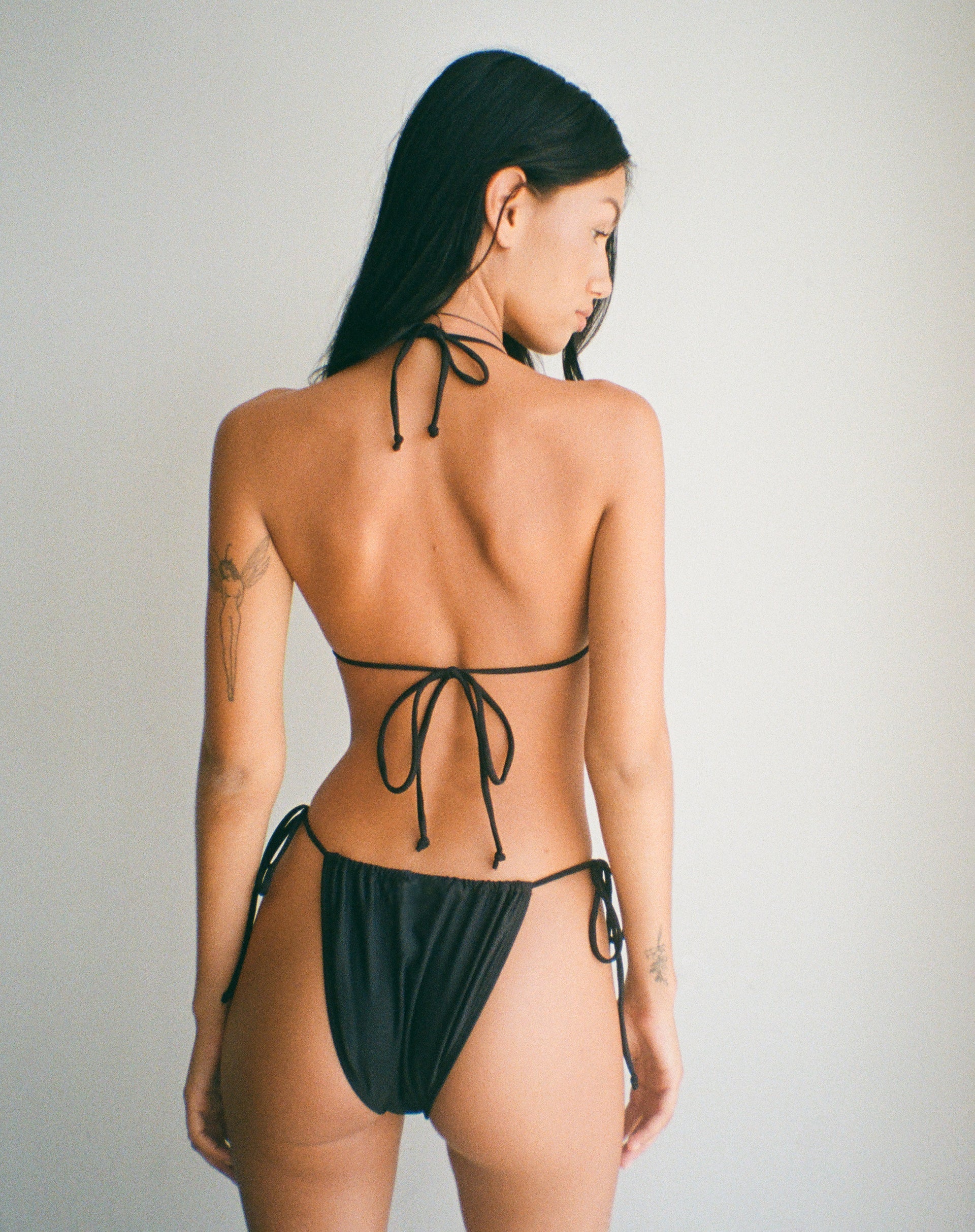 Imagen del sujetador de bikini Pami negro con lazo marfil